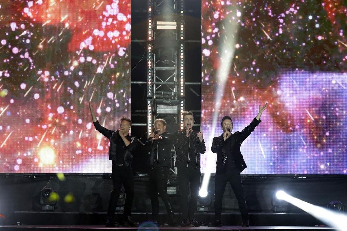 Khoảnh khắc đắt giá trong concert Westlife: Hát cùng fan nữ, khán giả lớn tuổi say sưa hòa giọng Ảnh 1