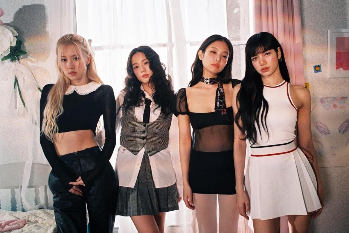 Khung hình hiếm hoi đầy đủ các thành viên của Blackpink, bàn tay kỳ lạ của Jisoo gây tò mò Ảnh 7