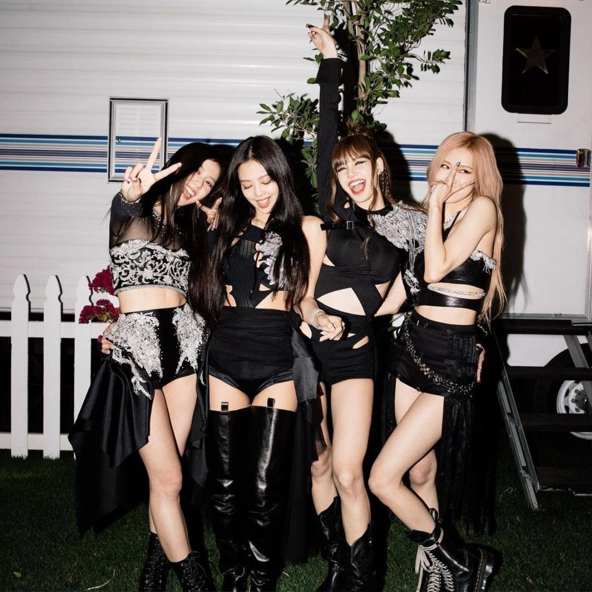 Khung hình hiếm hoi đầy đủ các thành viên của Blackpink, bàn tay kỳ lạ của Jisoo gây tò mò Ảnh 6