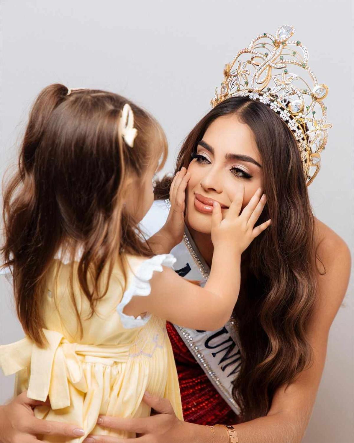 Mẹ 1 con lặng lẽ về nước sau khi vào Top 5 Miss Universe, ấm lòng khoảnh khắc con gái cưng ra đón Ảnh 4