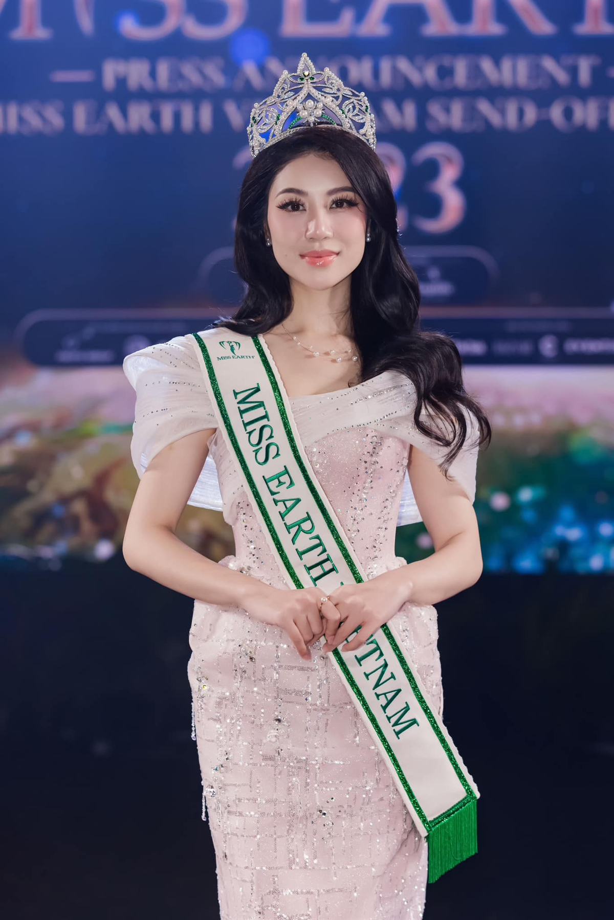 Thí sinh Miss Earth 2023 diện outfit xuyên thấu gây sốc ở sân bay Việt Nam, nhập cuộc cháy quá! Ảnh 5