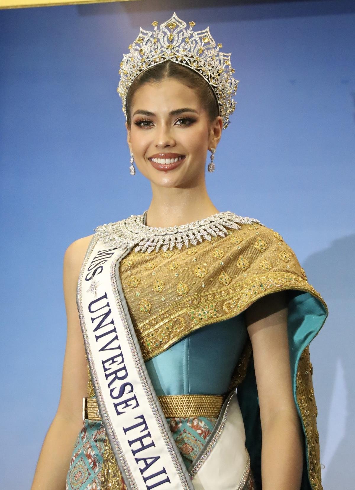 Á hậu 1 Miss Universe được o bế như một đại minh tinh: 'Cô ấy là số một trong lòng người Thái' Ảnh 1