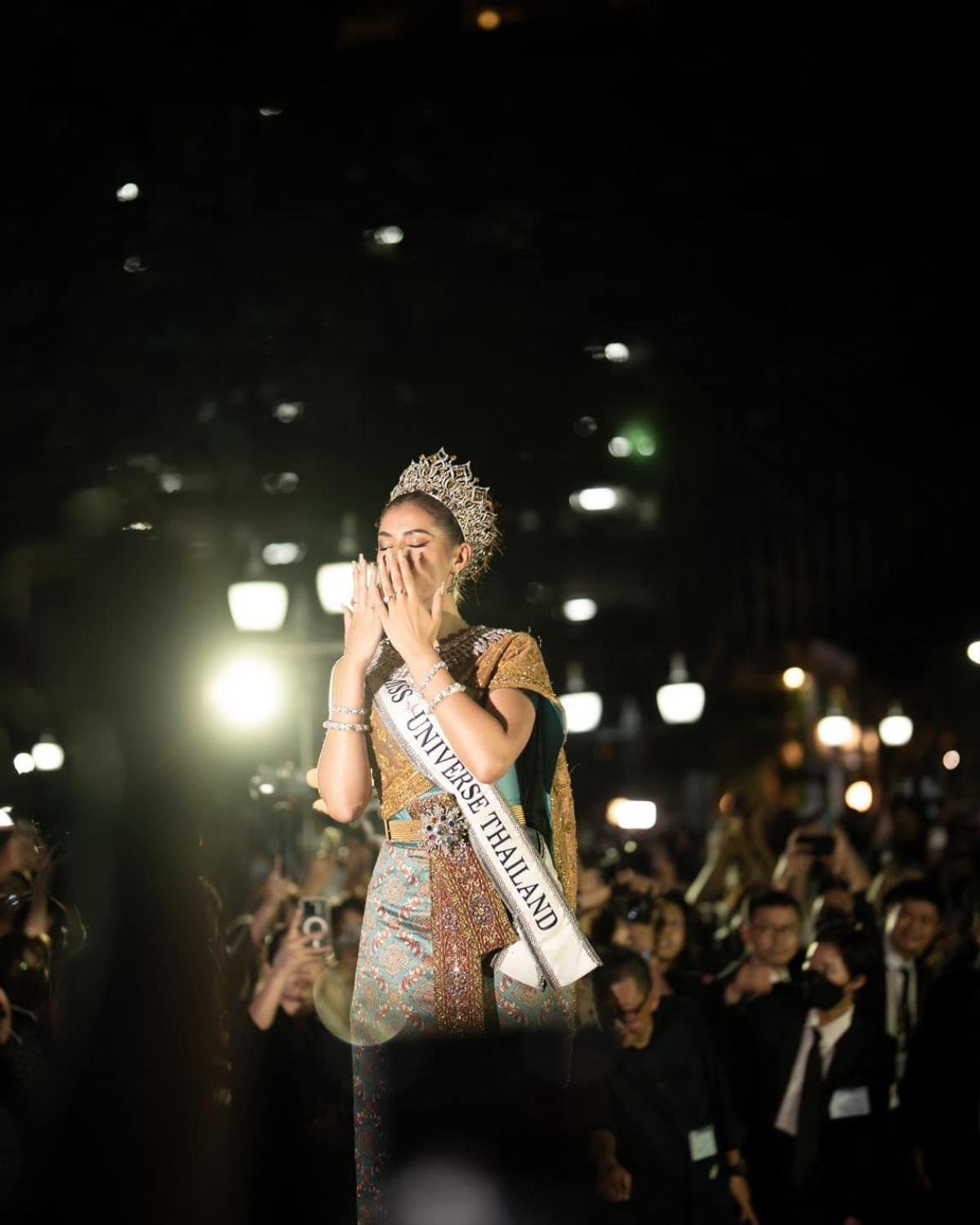 Á hậu 1 Miss Universe được o bế như một đại minh tinh: 'Cô ấy là số một trong lòng người Thái' Ảnh 3