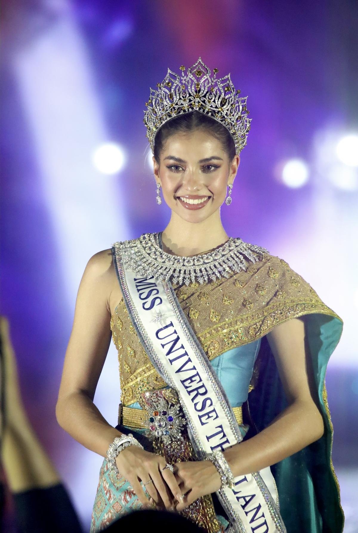 Á hậu 1 Miss Universe được o bế như một đại minh tinh: 'Cô ấy là số một trong lòng người Thái' Ảnh 2