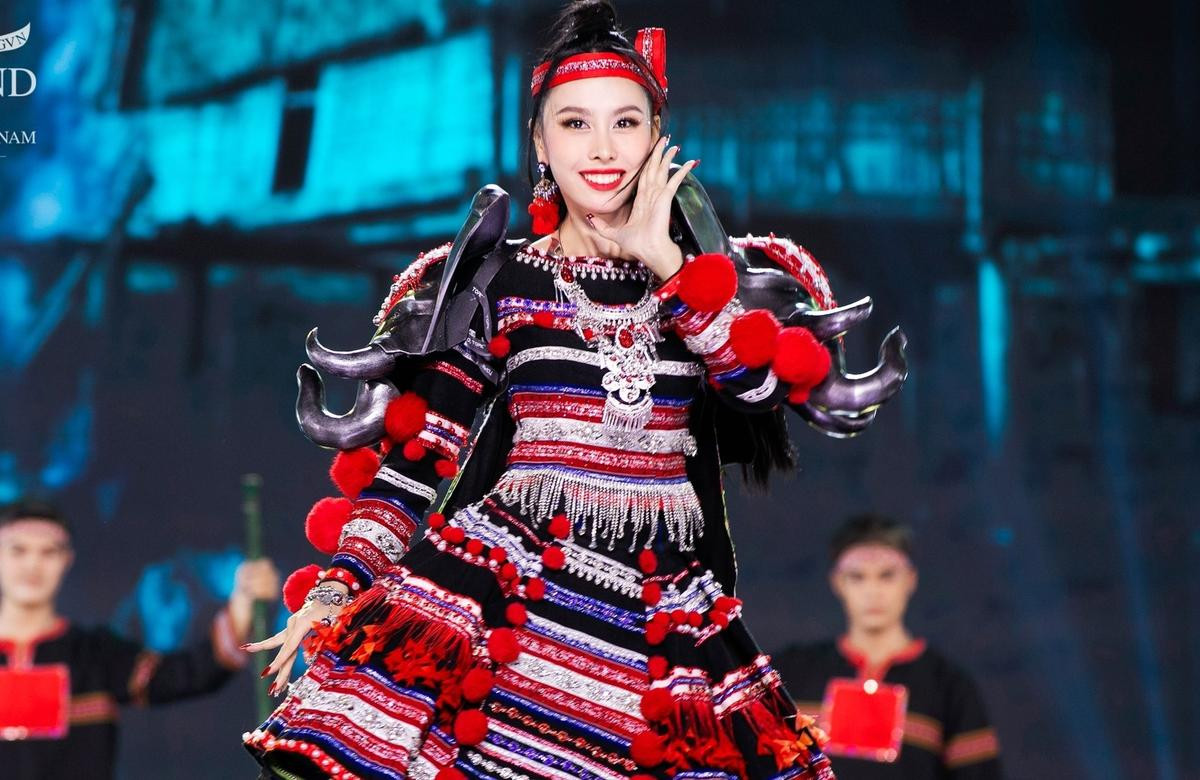 NTK tiết lộ National Costume của Ngọc Hằng phải thay đổi vào giờ chót: Sửa 1 chi tiết, có còn đặc sắc? Ảnh 4