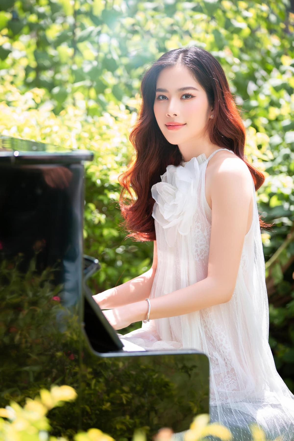 Có thể là hình ảnh về 1 người và piano