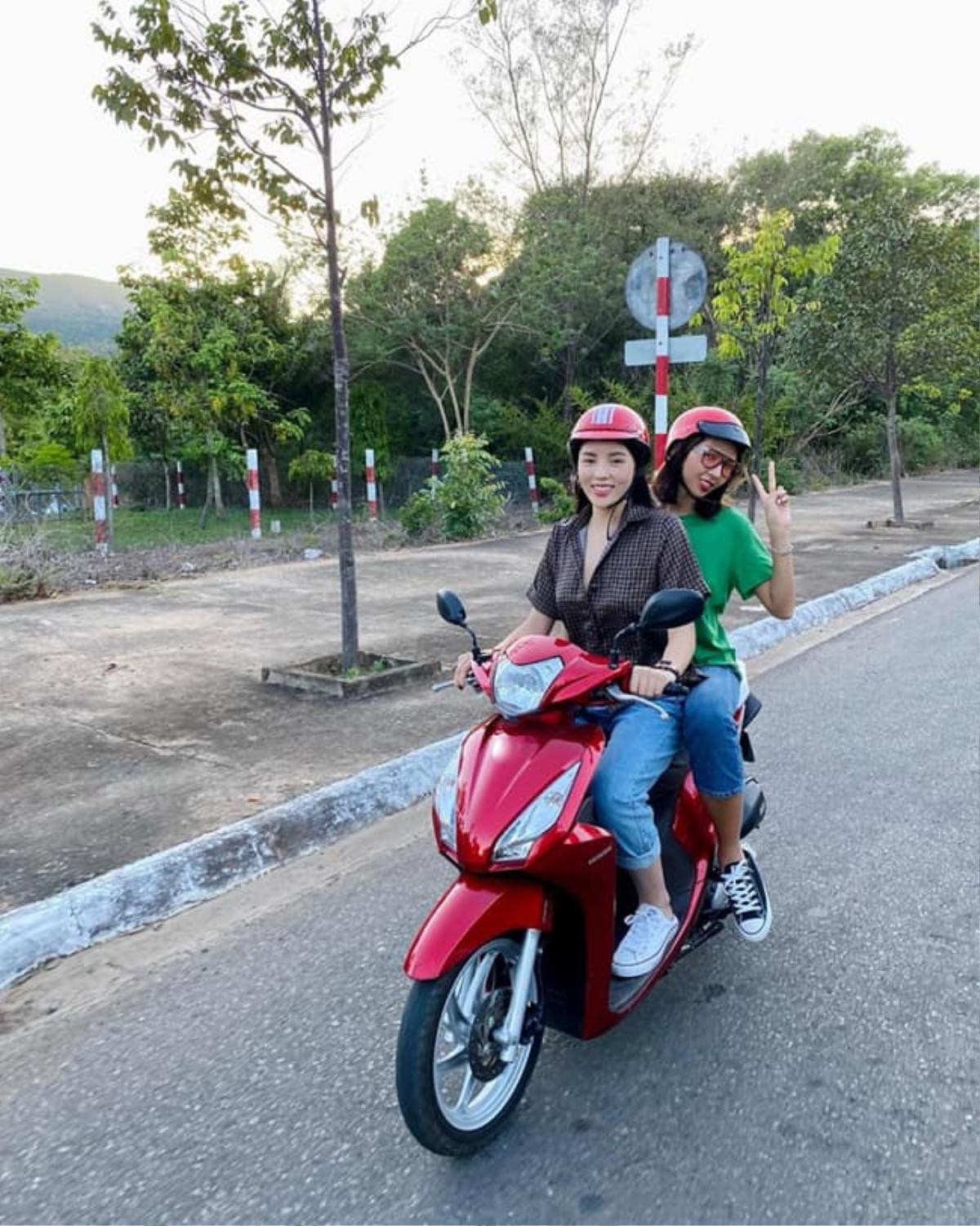 Có thể là hình ảnh về 3 người, xe môtô và xe scooter