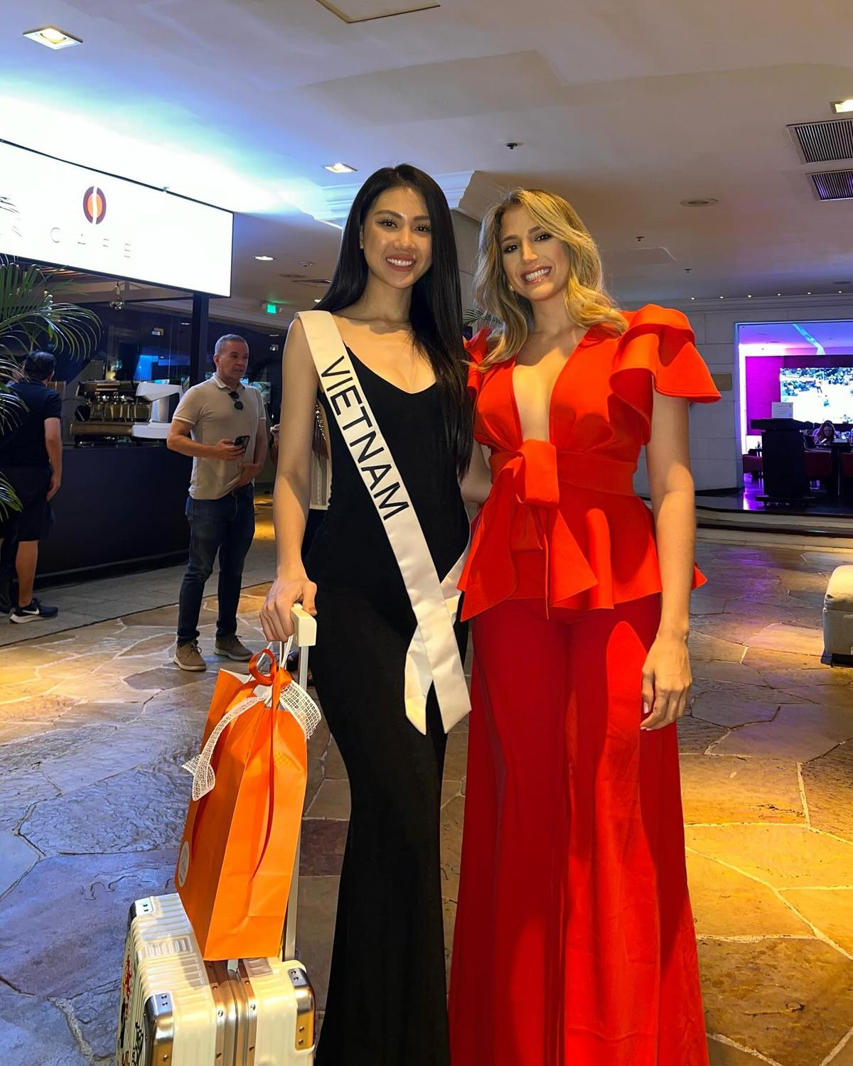 Âm thầm về nước hậu Miss Universe, Hoa hậu Bùi Quỳnh Hoa chính thức lộ diện, thần sắc ra sao? Ảnh 2