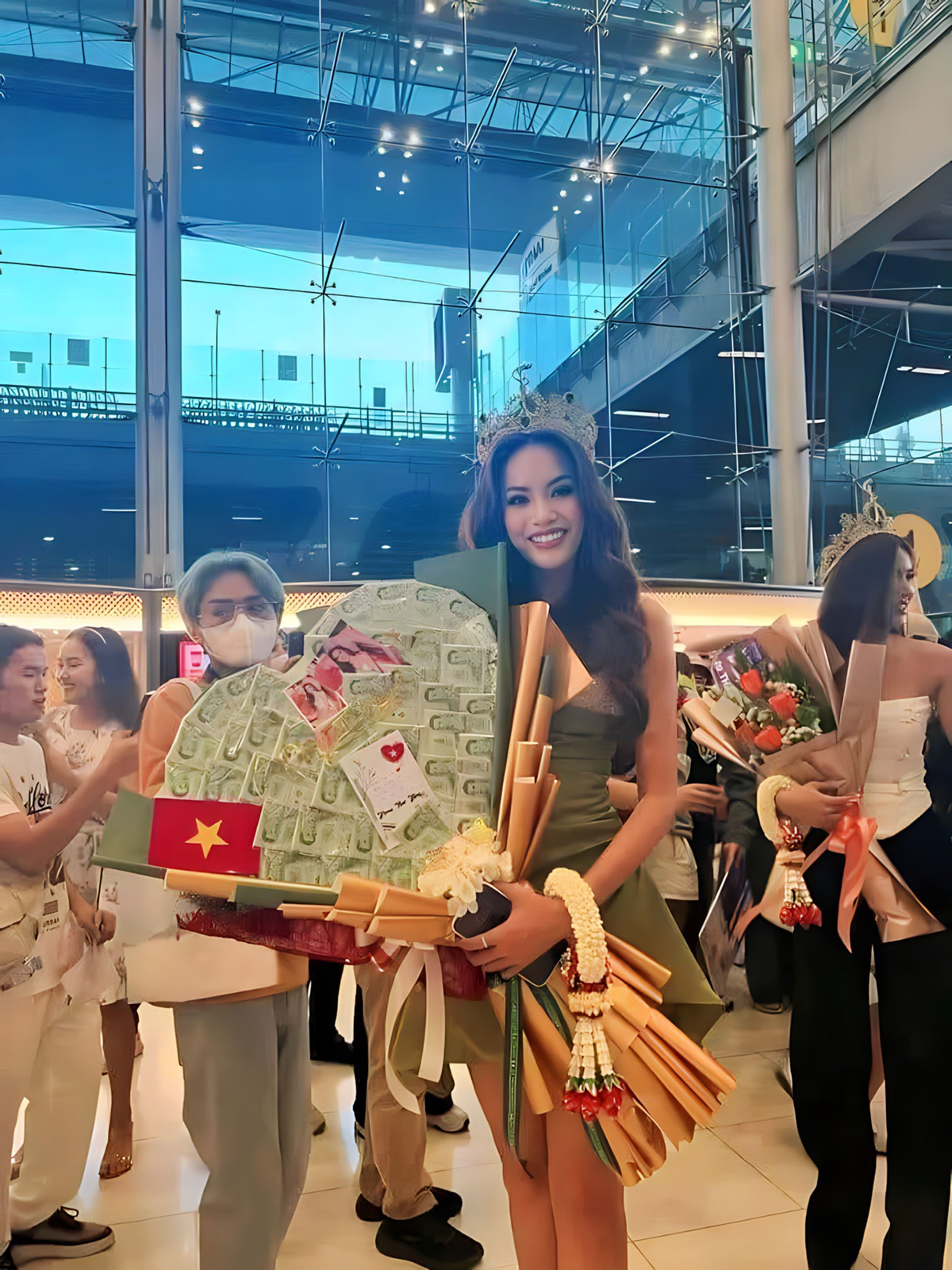 Miss Grand Thailand 2023 bị xô ngã 'móp vương miện' ở sân bay quê hương Ảnh 5