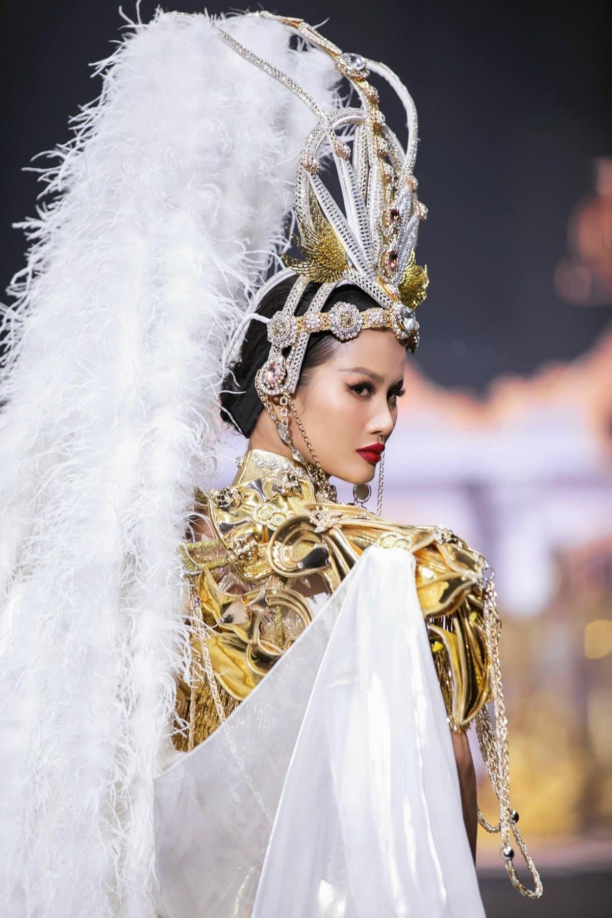 'Lỡ duyên' với Miss Universe 2023, Á hậu Hương Ly tung layout sắc lạnh khiến fan càng tiếc hùi hụi Ảnh 4