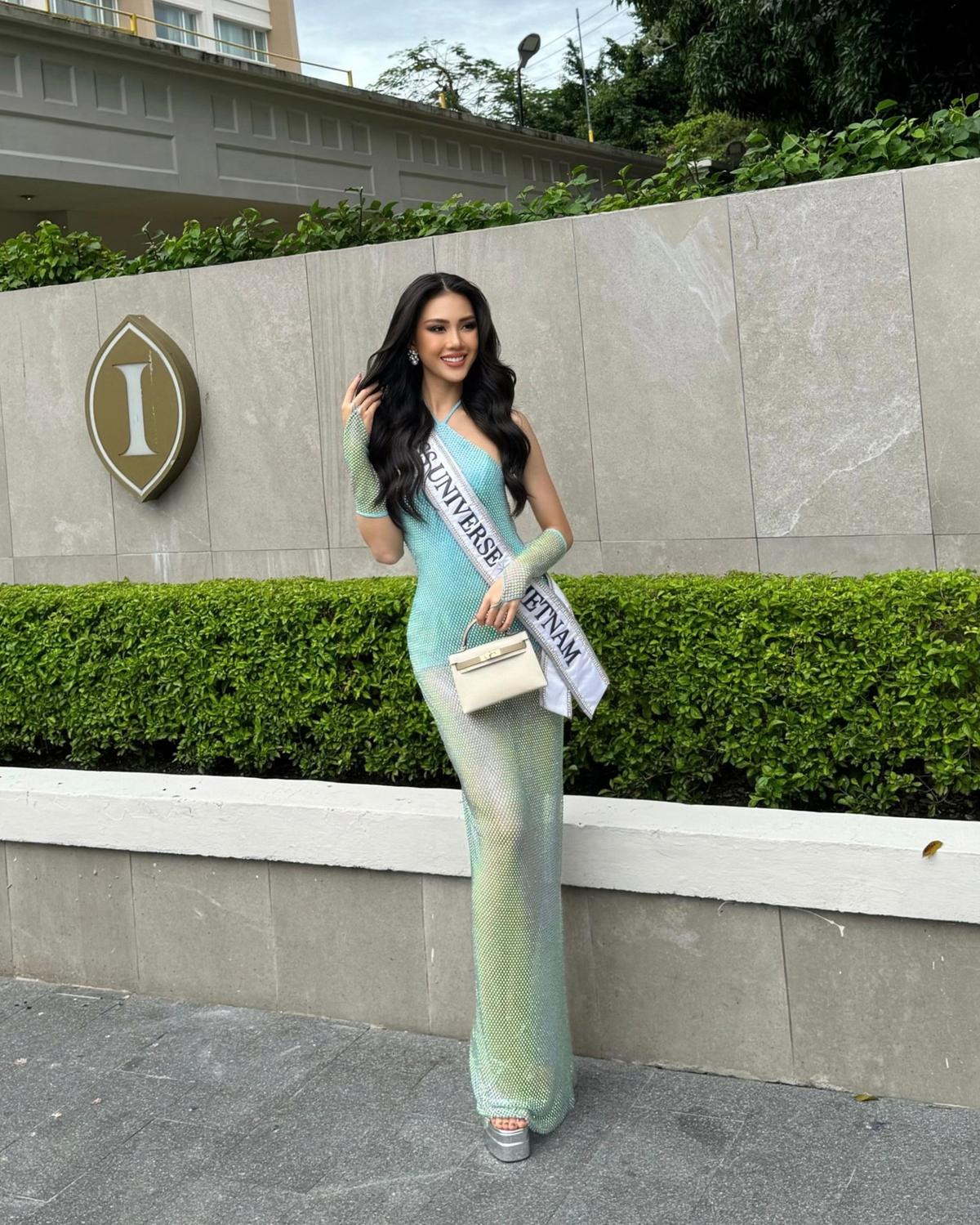 Bùi Quỳnh Hoa diện váy xuyên thấu tại Miss Universe, đọ sắc kiêu kỳ với bạn cùng phòng Ảnh 6