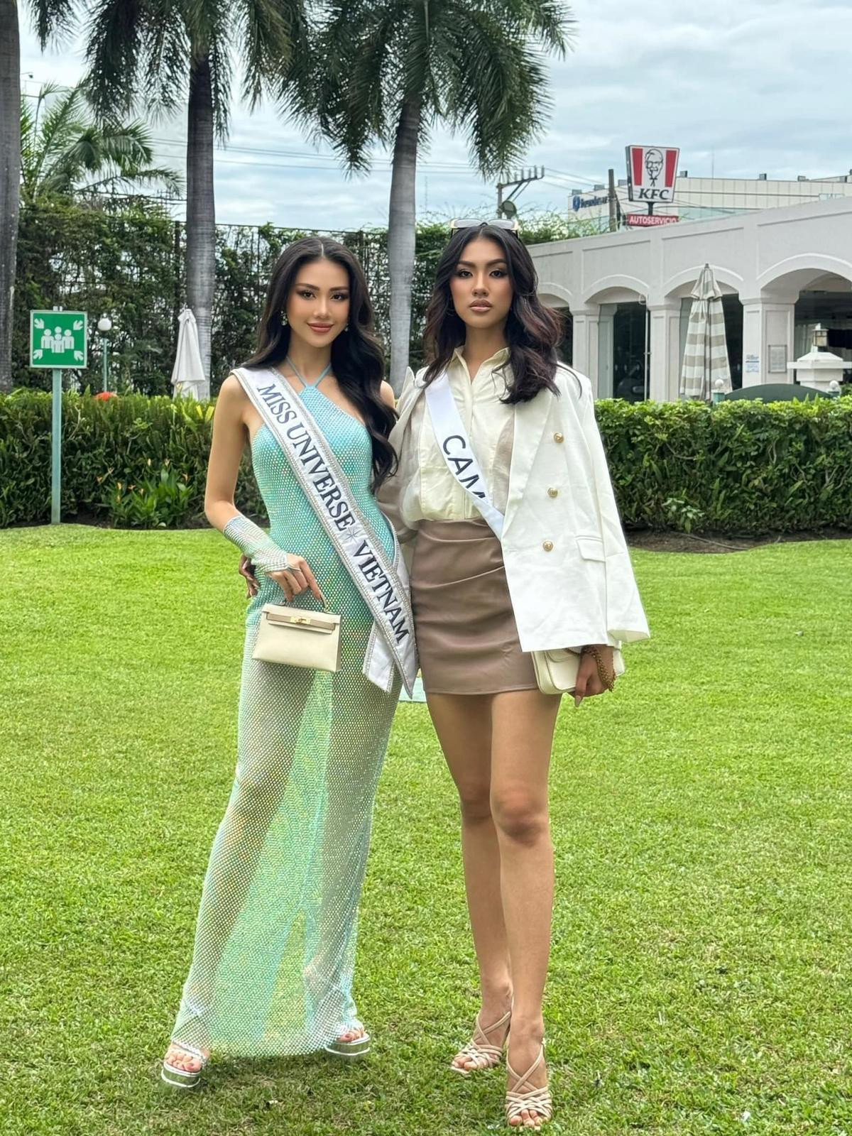 Bùi Quỳnh Hoa diện váy xuyên thấu tại Miss Universe, đọ sắc kiêu kỳ với bạn cùng phòng Ảnh 1