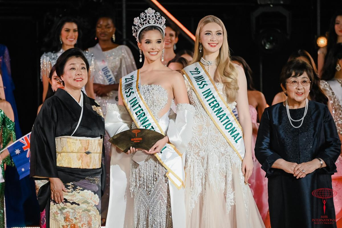 3 chân dài Venezuela cùng chiến thắng Miss International chung khung hình: Không ai chịu thua ai! Ảnh 1