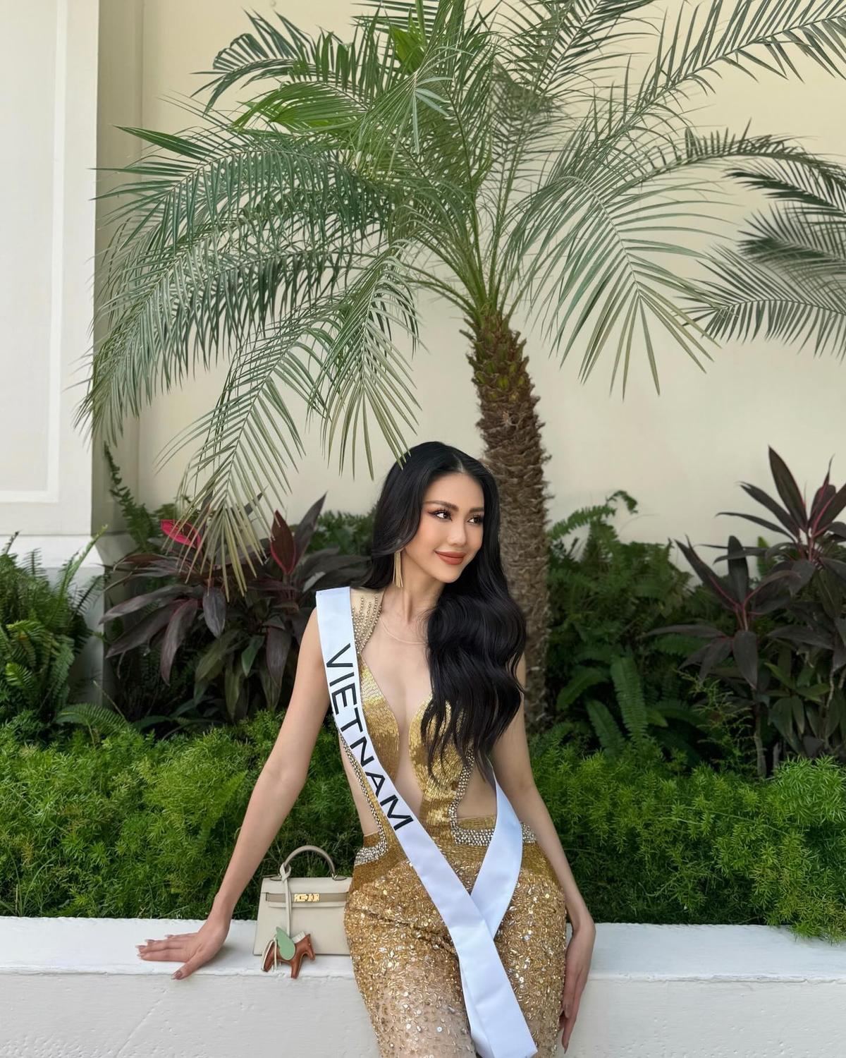 Outfit ngày 4 Miss Universe: Bùi Quỳnh Hoa diện jumpsuit lấp lánh, mỹ nhân Thái với bộ váy 'điểm trừ' Ảnh 1