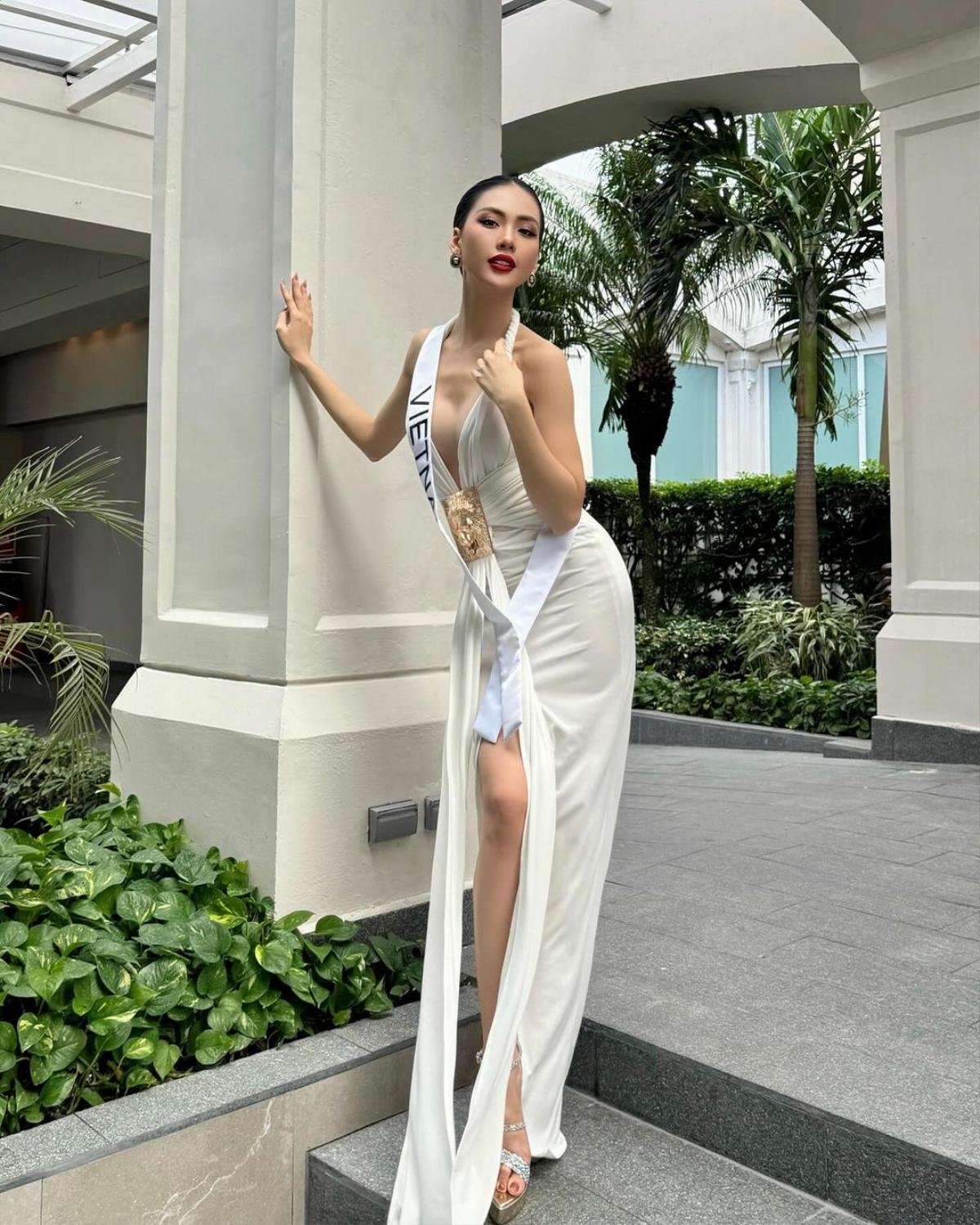 Tạm biệt tông sắc nhẹ nhàng, Bùi Quỳnh Hoa 'rực cháy' với môi son đỏ chót tại Miss Universe ngày thứ 5 Ảnh 2