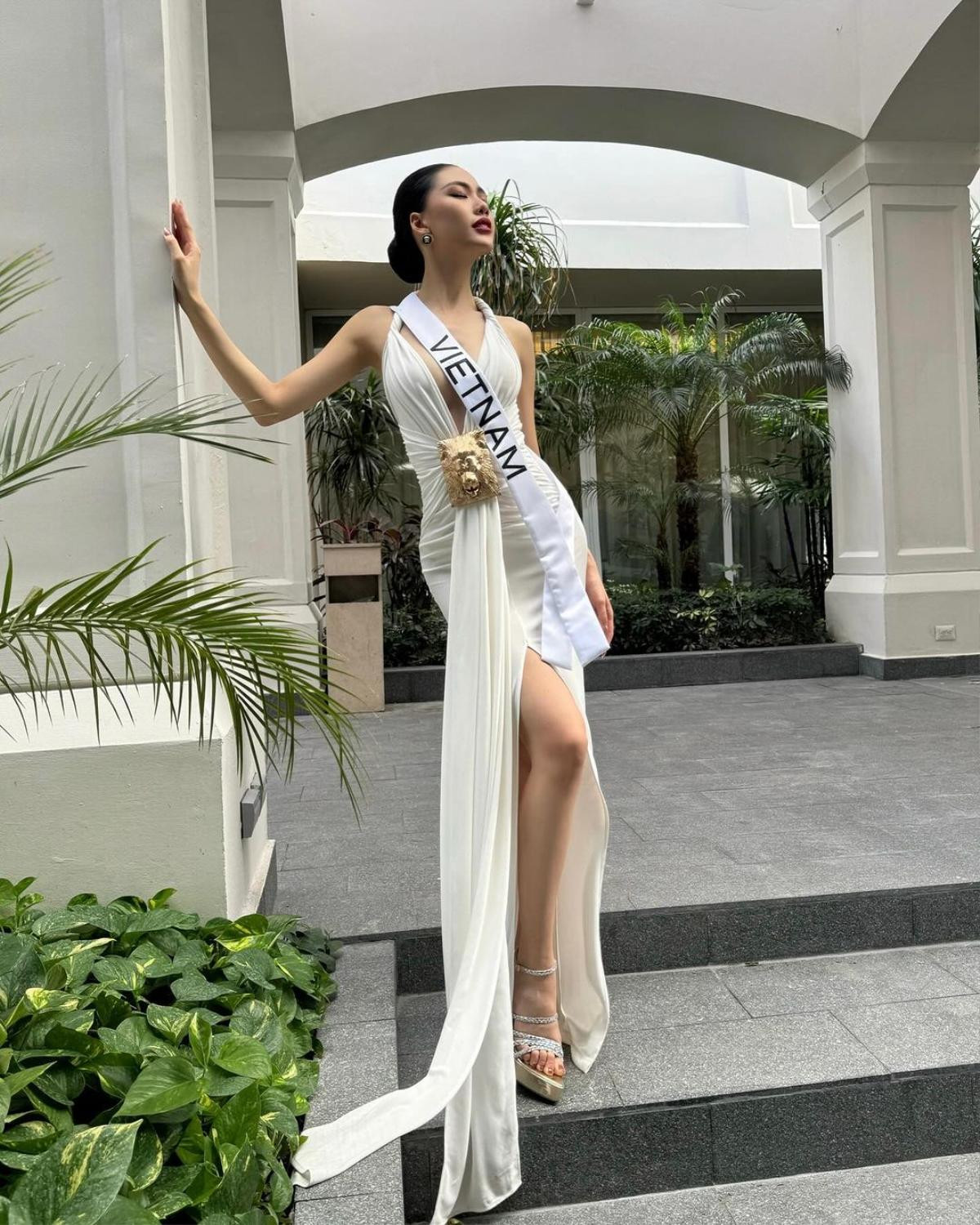 Tạm biệt tông sắc nhẹ nhàng, Bùi Quỳnh Hoa 'rực cháy' với môi son đỏ chót tại Miss Universe ngày thứ 5 Ảnh 4