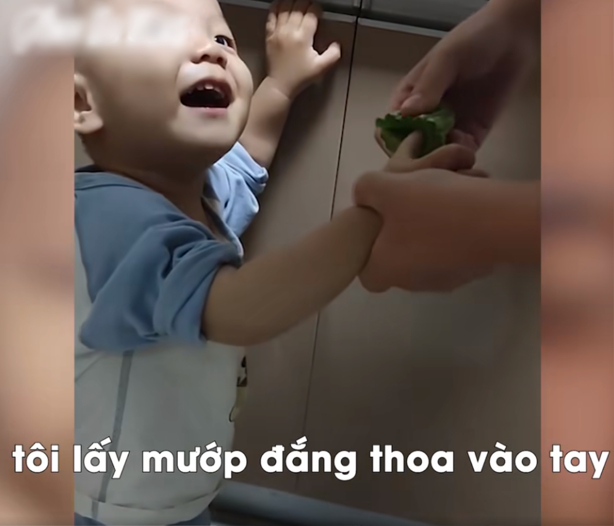 Dùng mướp đắng trị thói quen mút tay của con trai, ông bố bất lực với kết quả nhận được Ảnh 3