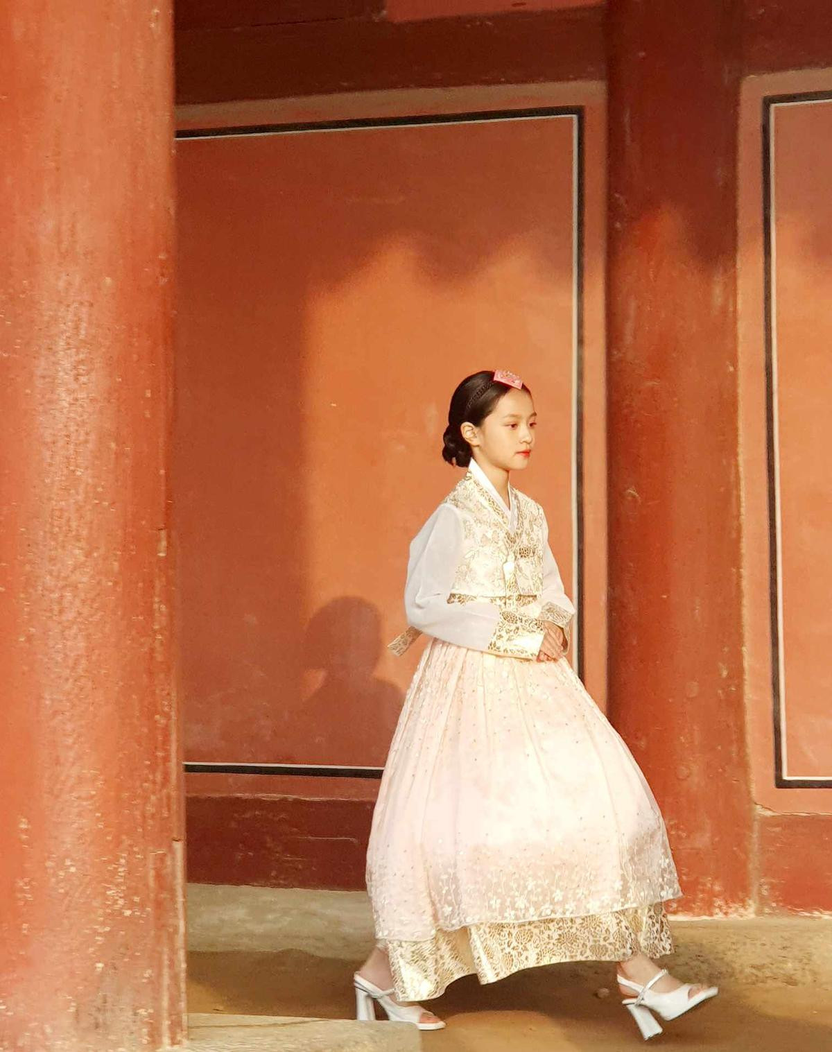 Mẫu nhí 10 tuổi diện trang phục hanbok 'gây sốt' cõi mạng Ảnh 1