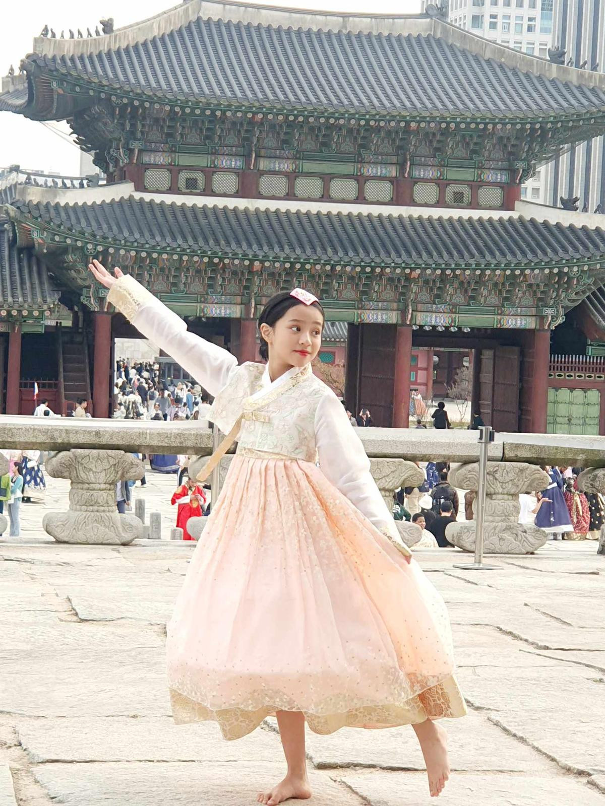 Mẫu nhí 10 tuổi diện trang phục hanbok 'gây sốt' cõi mạng Ảnh 3