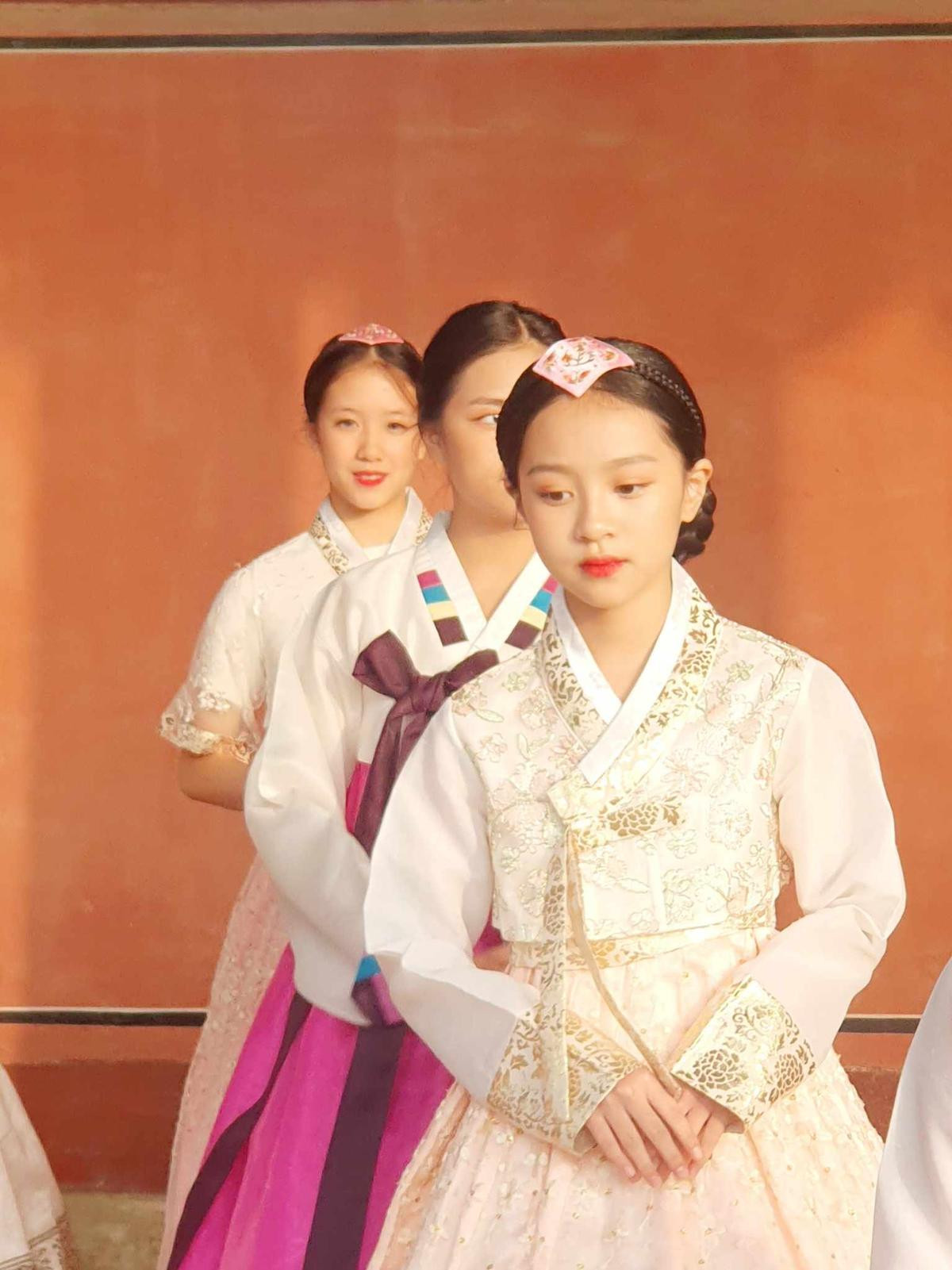 Mẫu nhí 10 tuổi diện trang phục hanbok 'gây sốt' cõi mạng Ảnh 4