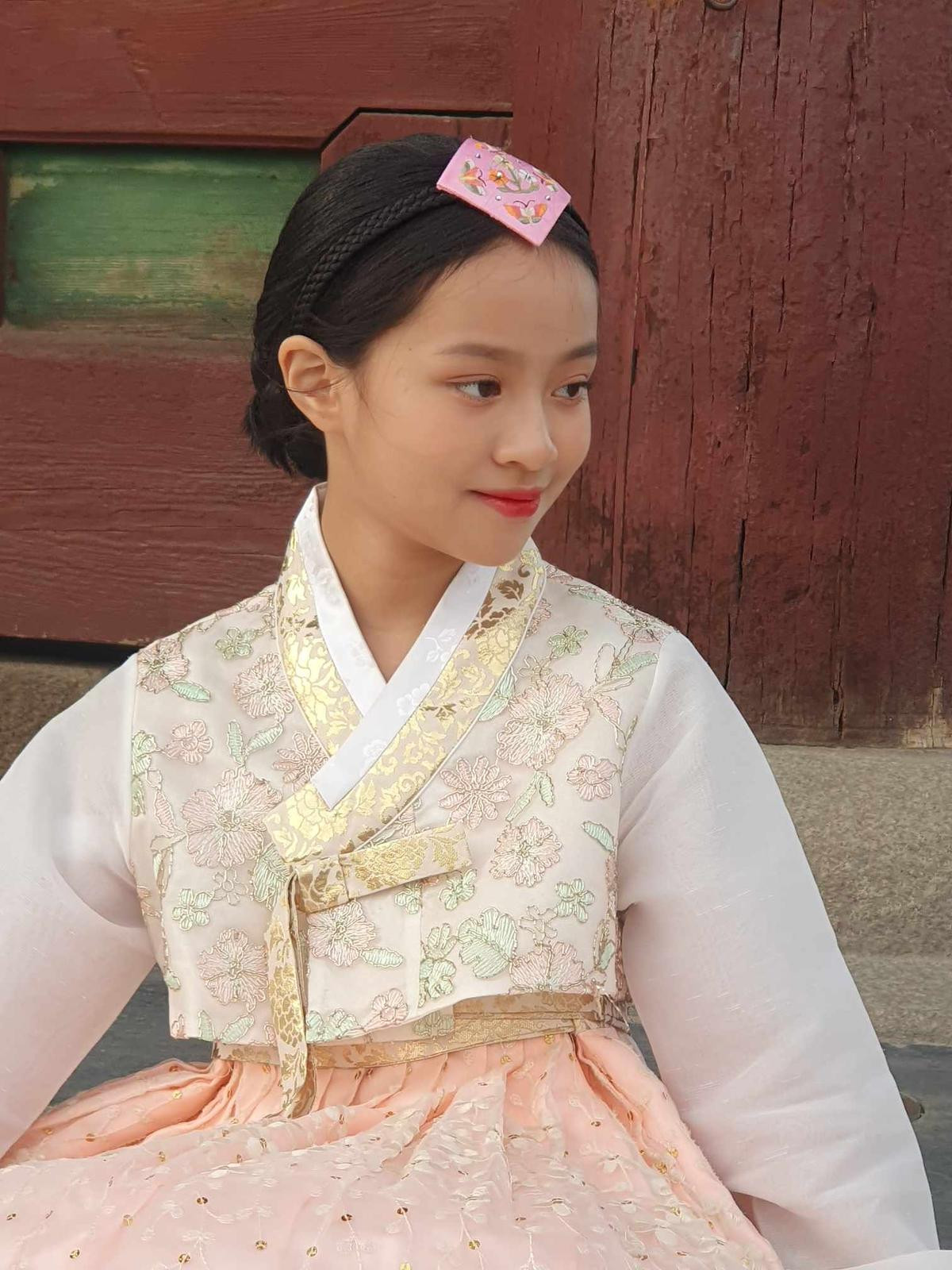 Mẫu nhí 10 tuổi diện trang phục hanbok 'gây sốt' cõi mạng Ảnh 2