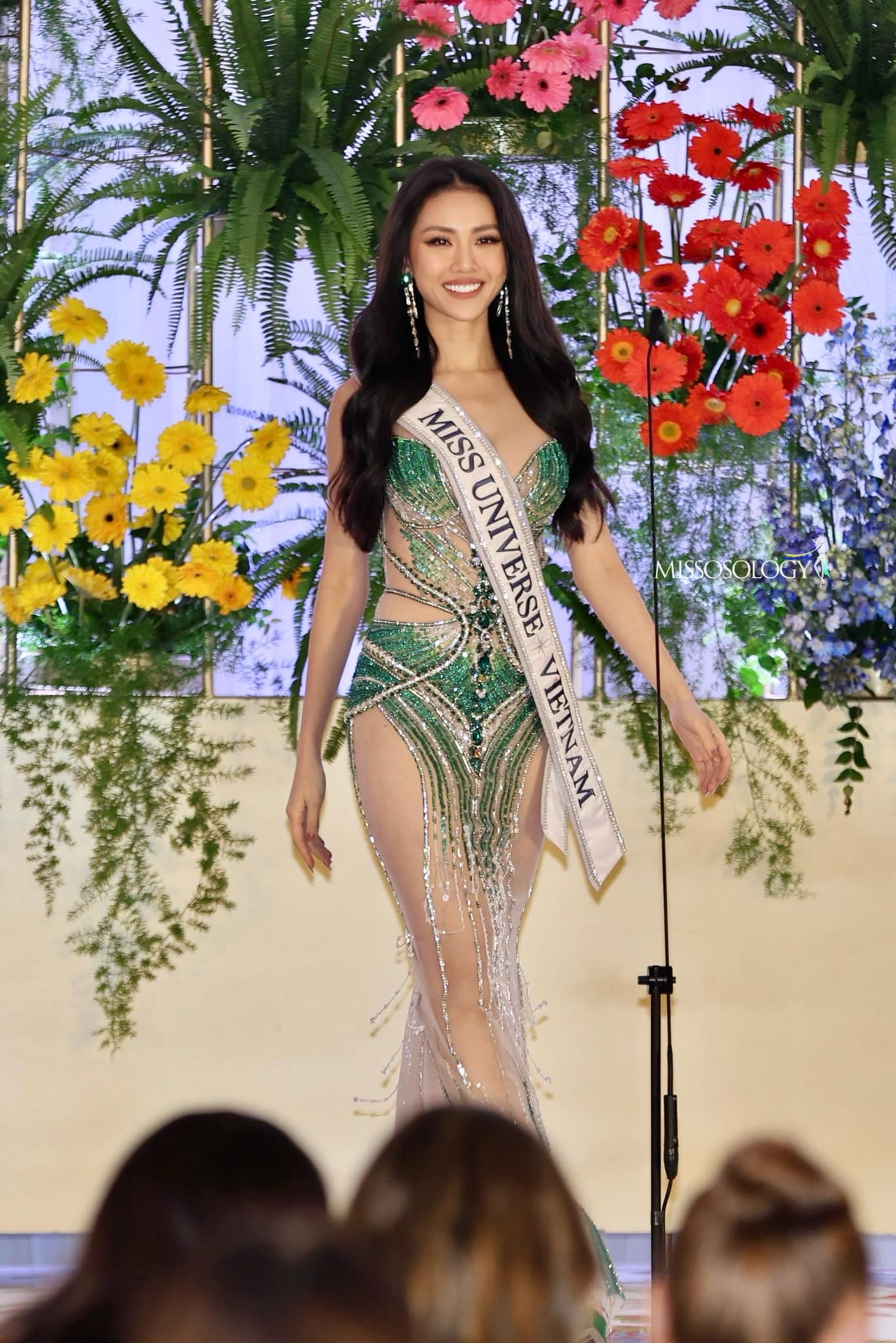 Bùi Quỳnh Hoa hở bạo với váy xuyên thấu trong tiệc tối Miss Universe, có 'ăn đứt' được diện Venezuela? Ảnh 3