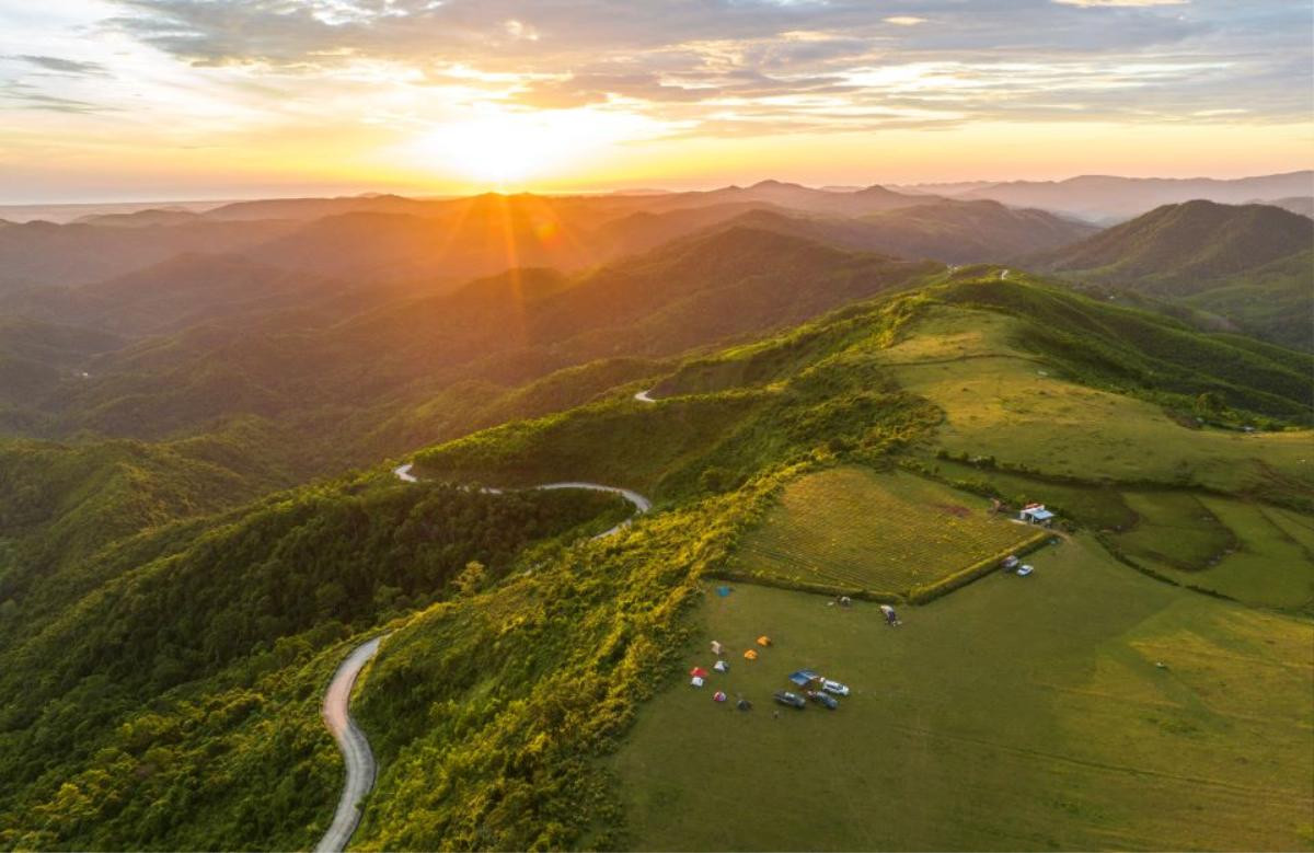 Khám phá thảo nguyên 'trên mây' ở Quảng Ngãi: 'View triệu đô' chẳng kém Tà Xùa Ảnh 2