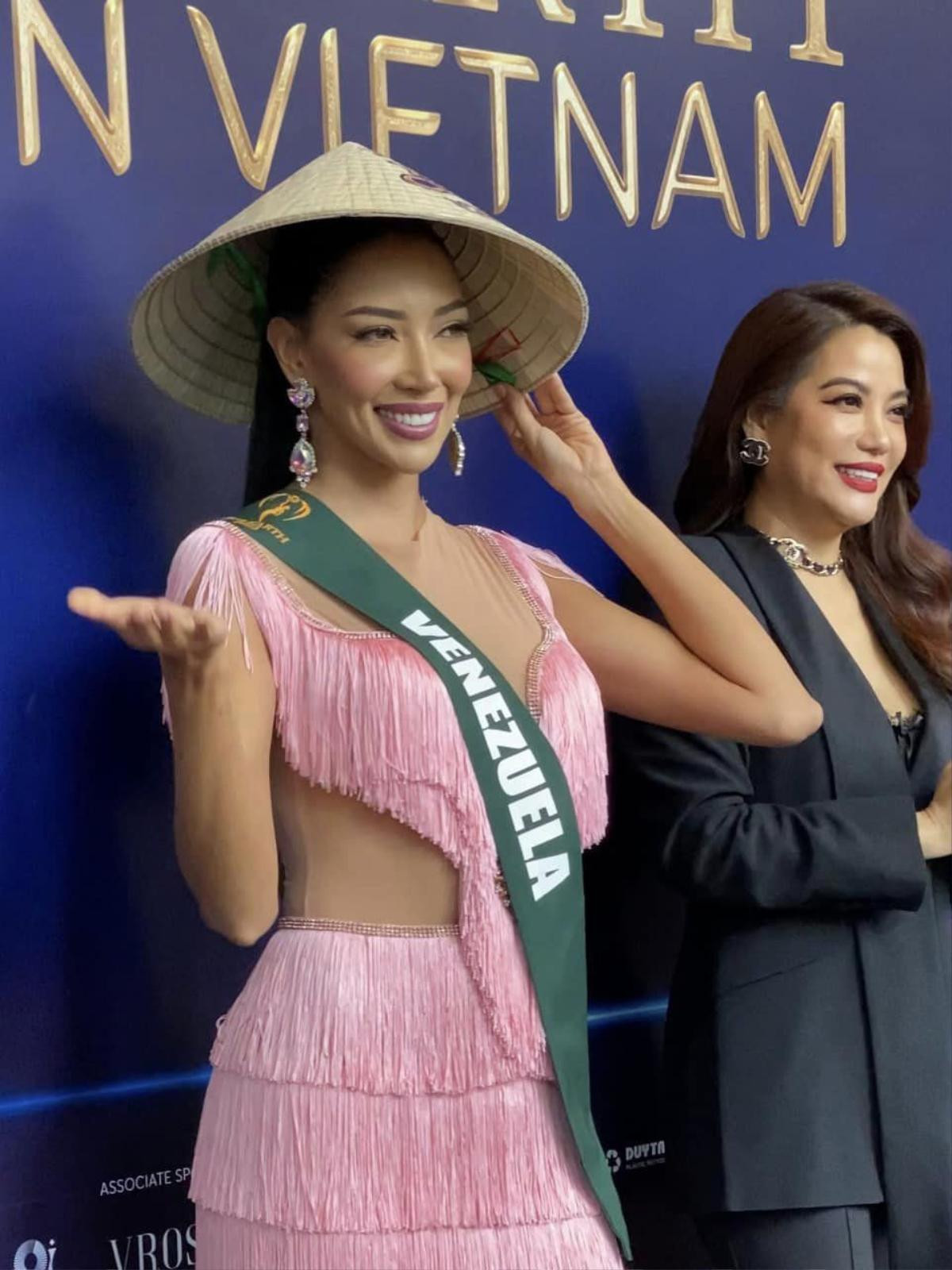 Lan Anh khoe visual rực rỡ ngày nhận sash đọ sắc cùng đối thủ, đây có phải Top 3 Miss Earth? Ảnh 2