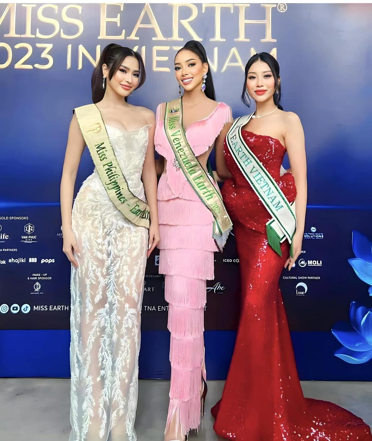 Lan Anh khoe visual rực rỡ ngày nhận sash đọ sắc cùng đối thủ, đây có phải Top 3 Miss Earth? Ảnh 1