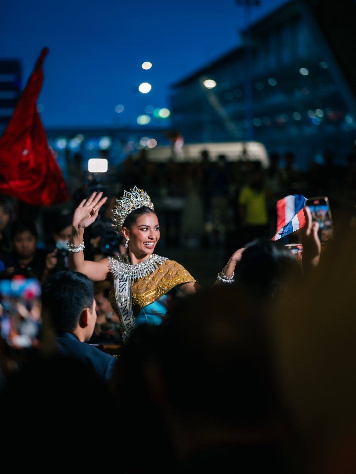 Á hậu 1 Miss Universe chạy show 'mệt nghỉ' khi về Thái, đeo trang sức hơn nửa tỷ đồng Ảnh 4