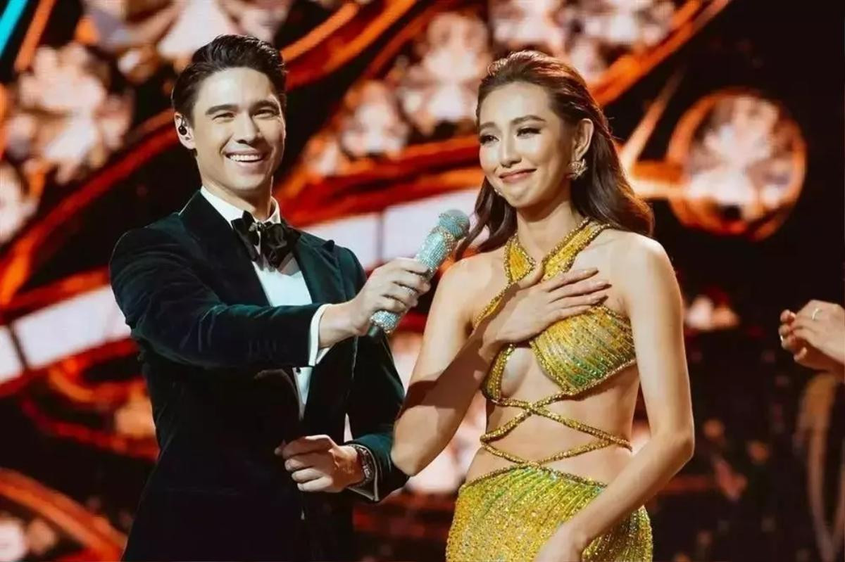 MC điển trai của Miss Grand bất ngờ lộ hình ảnh 'không tưởng tượng nổi' khiến fan Việt 'vỡ mộng' Ảnh 1