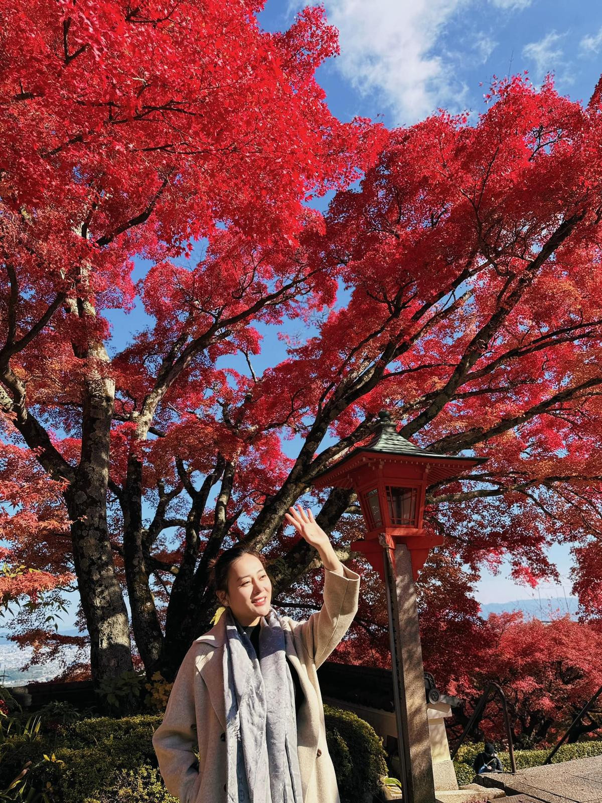 Có thể là hình ảnh về 1 người và Fushimi Inari Taisha