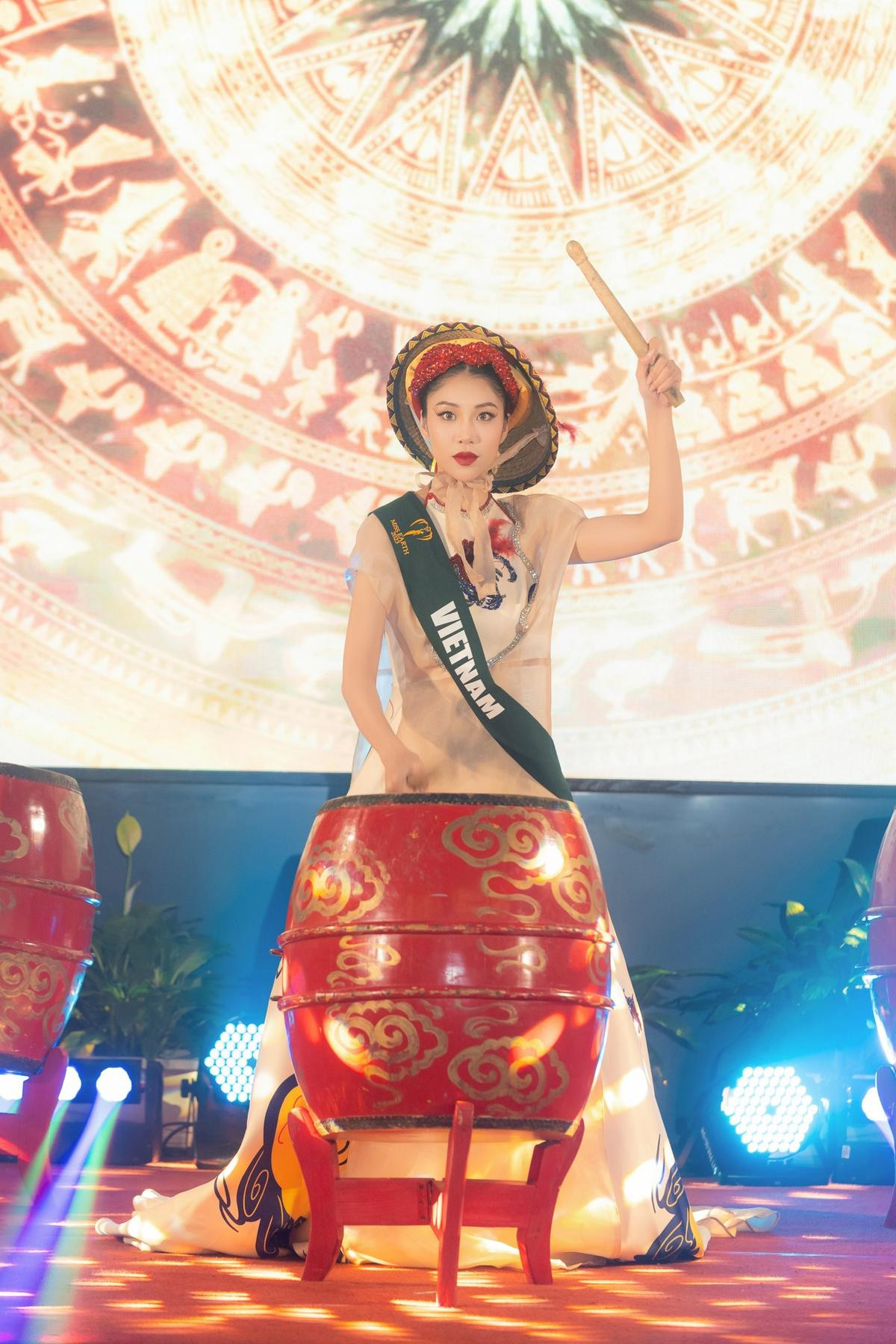 'Nuốt lửa' như cơm, một nàng hậu được dự đoán đăng quang Miss Earth Fire 2023 Ảnh 3