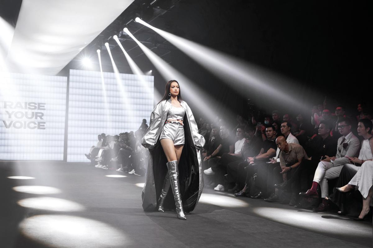 Hoa hậu Ngọc Châu làm vedette, thần thái catwalk những ngày cuối nhiệm kỳ thế nào? Ảnh 2