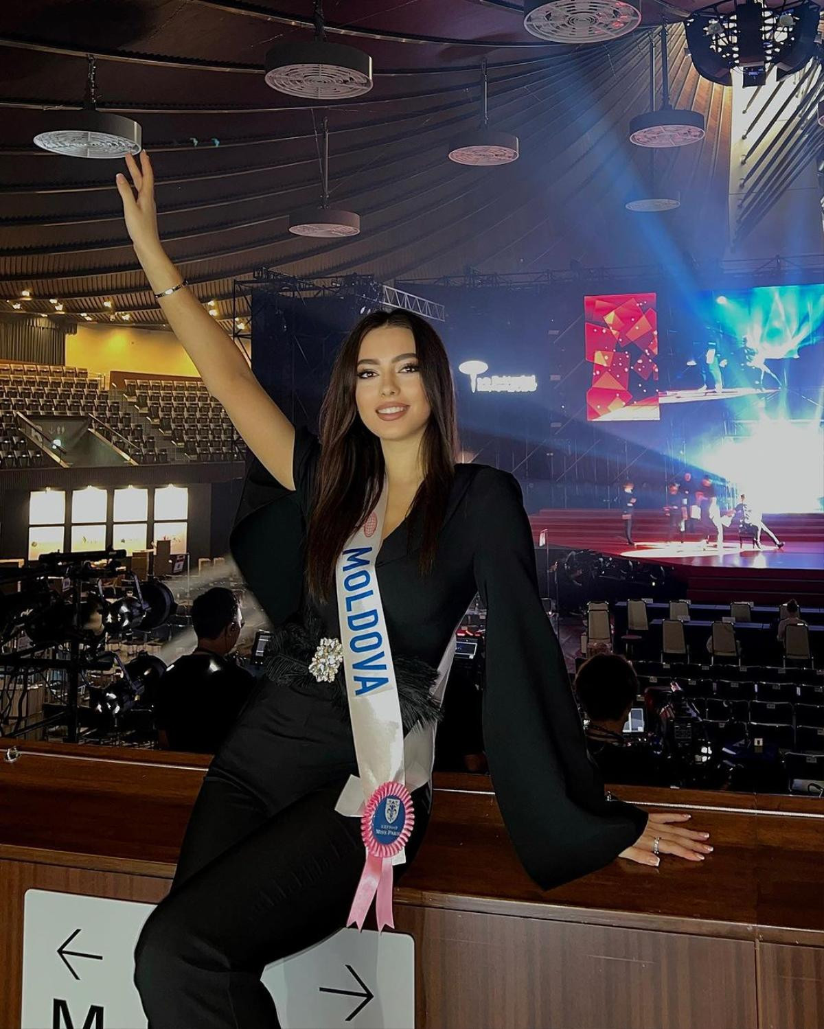 Một thí sinh có hành động 'lạ' ở thời khắc đăng quang Miss Intercontinental khiến netizen khó hiểu tột độ Ảnh 2