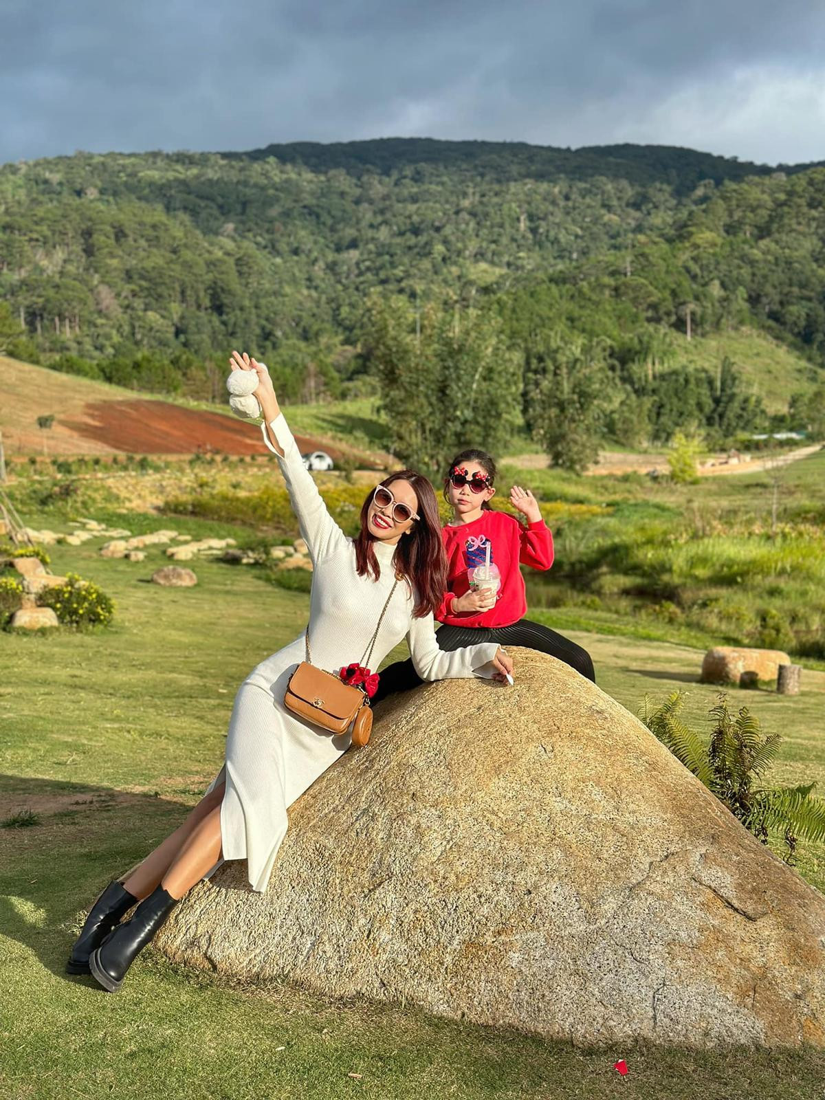 Có thể là hình ảnh về 2 người và Saqsaywaman