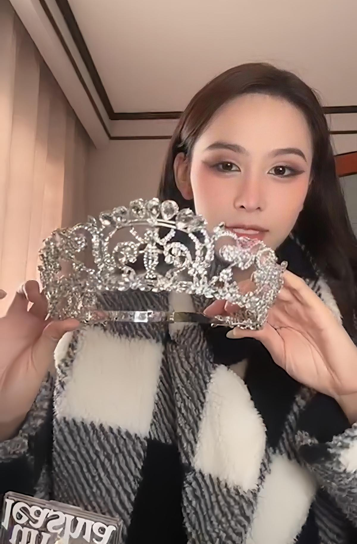 Ngọc Hằng khoe cận tiara Miss Intercontinental, tiết lộ ngày về Việt Nam Ảnh 2