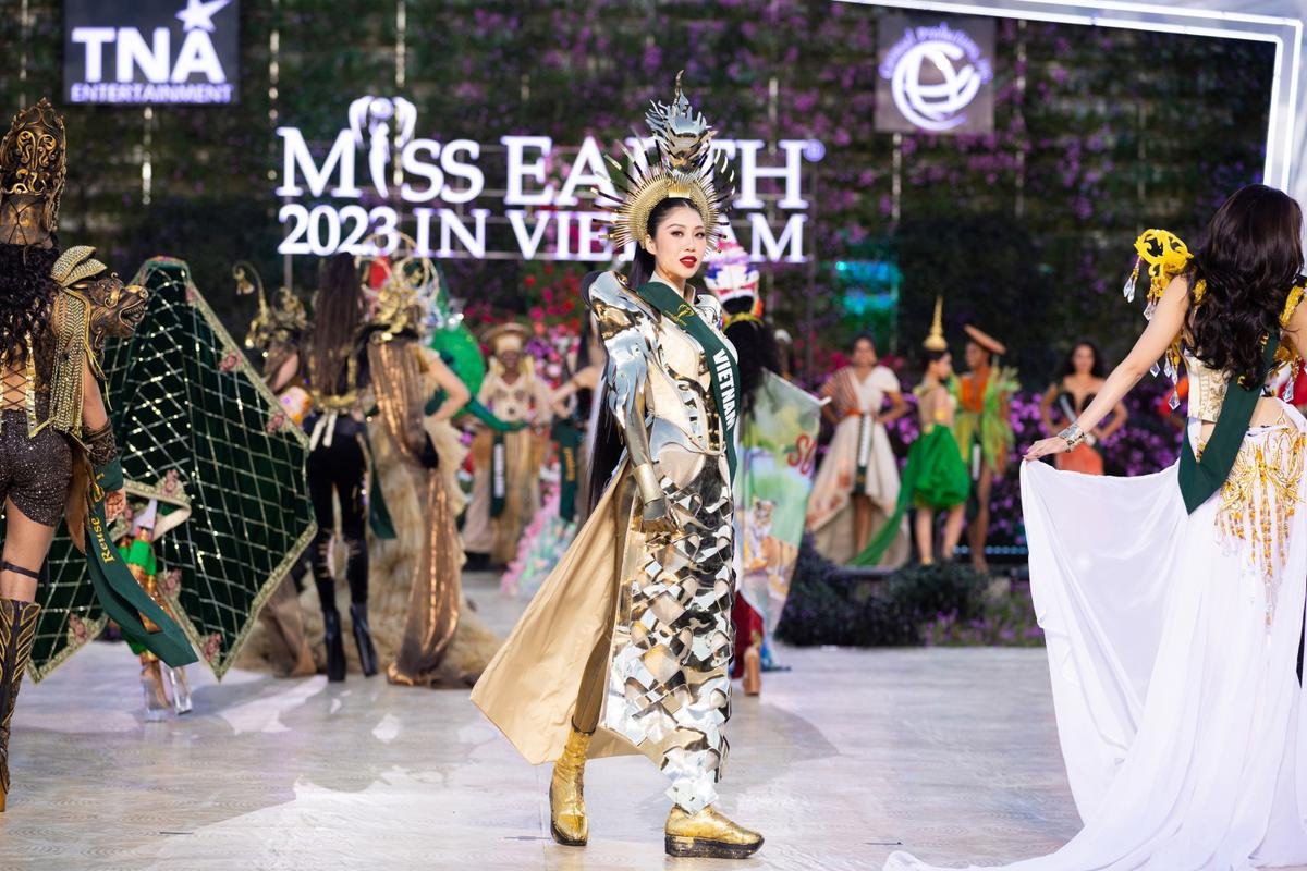 Bán kết Miss Earth: Người đẹp Việt mang voi, hoá Nữ Vương Trưng Trắc thi National Costume xuất thần Ảnh 4