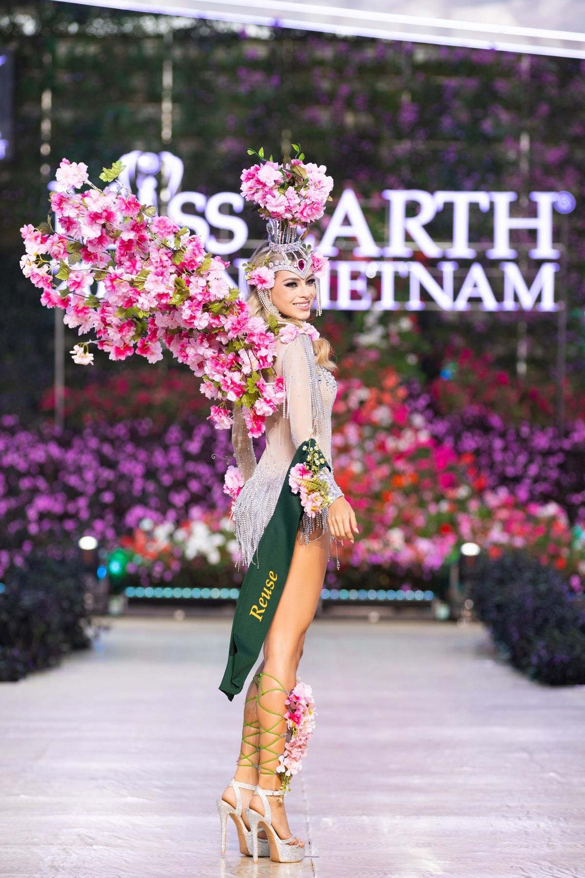 Bán kết Miss Earth: Người đẹp Việt mang voi, hoá Nữ Vương Trưng Trắc thi National Costume xuất thần Ảnh 6