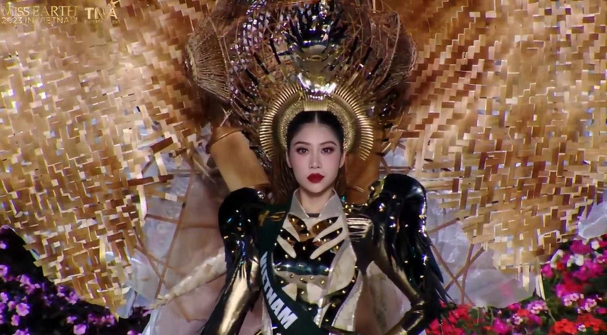 Bán kết Miss Earth: Người đẹp Việt mang voi, hoá Nữ Vương Trưng Trắc thi National Costume xuất thần Ảnh 2