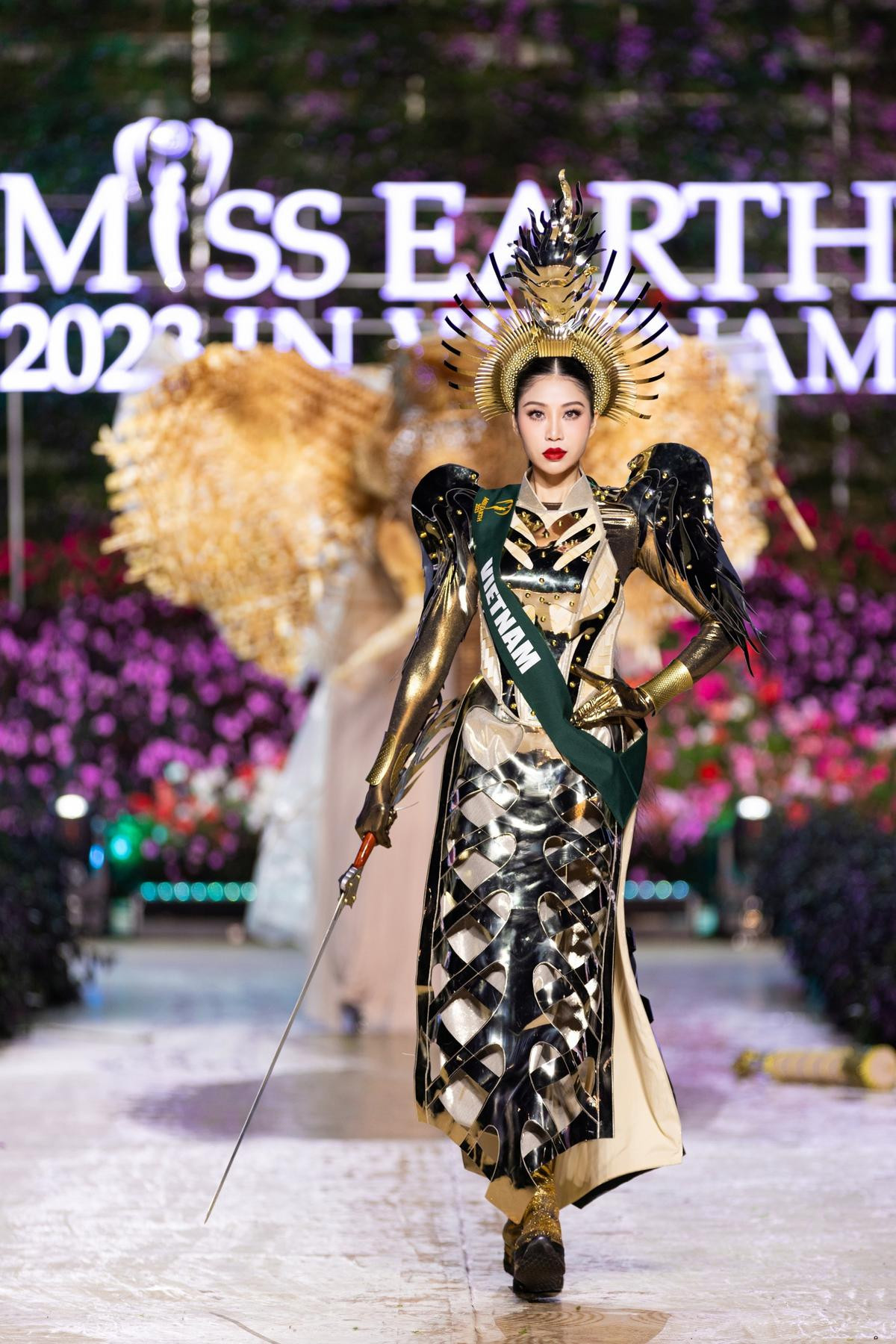 2 bộ National Costume tỏa sáng trên sân nhà: Hoàng Phương và Lan Anh đều đỉnh của chóp Ảnh 2