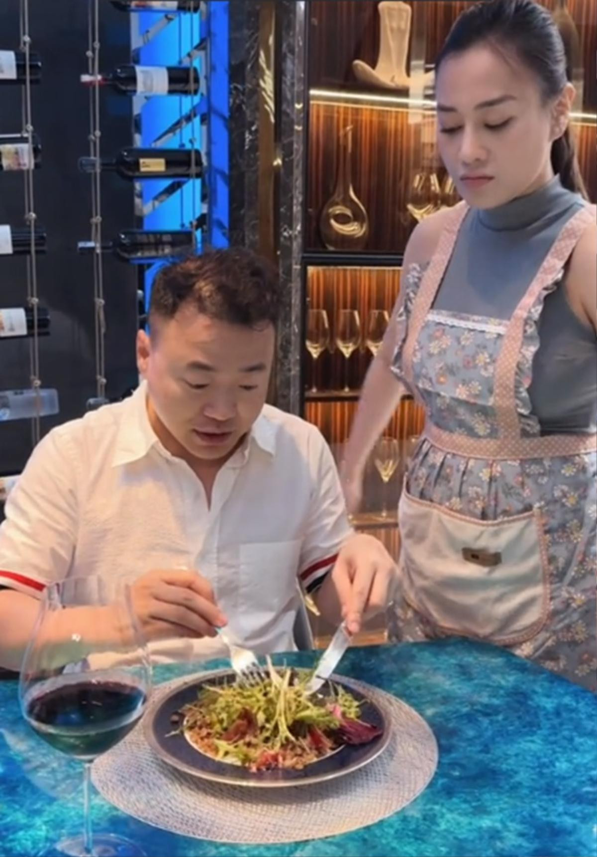 Phương Oanh khệ nệ bụng bầu làm salad 4 tiếng, mang tận bàn cho chồng: Shark Bình lộ điểm lạ Ảnh 2