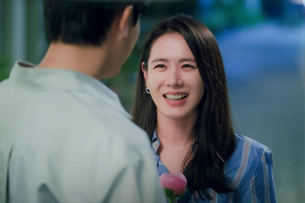 Xôn xao ảnh Hyun Bin - Son Ye Jin ẵm con trai 1 tuổi đi chơi, em bé đẹp chuẩn bản sao của bố? Ảnh 6