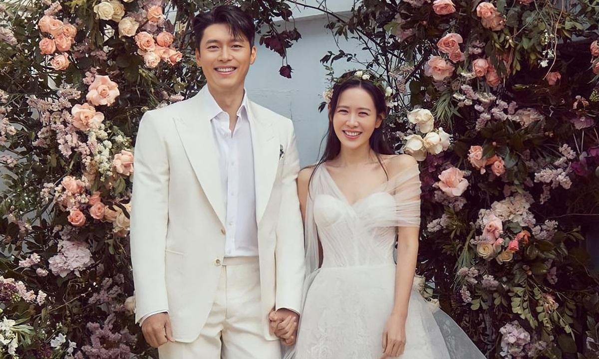 Xôn xao ảnh Hyun Bin - Son Ye Jin ẵm con trai 1 tuổi đi chơi, em bé đẹp chuẩn bản sao của bố? Ảnh 1