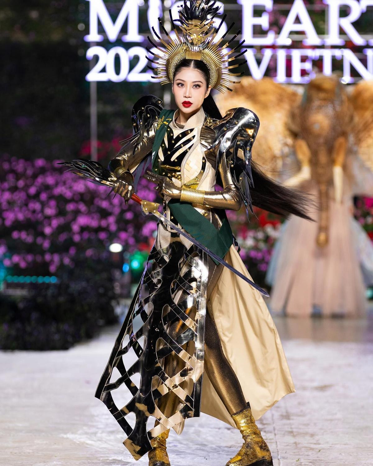 Lan Anh lọt Top 12 Best National Costume: 'Nữ vương' liệu có chiến thắng trên sân nhà? Ảnh 5