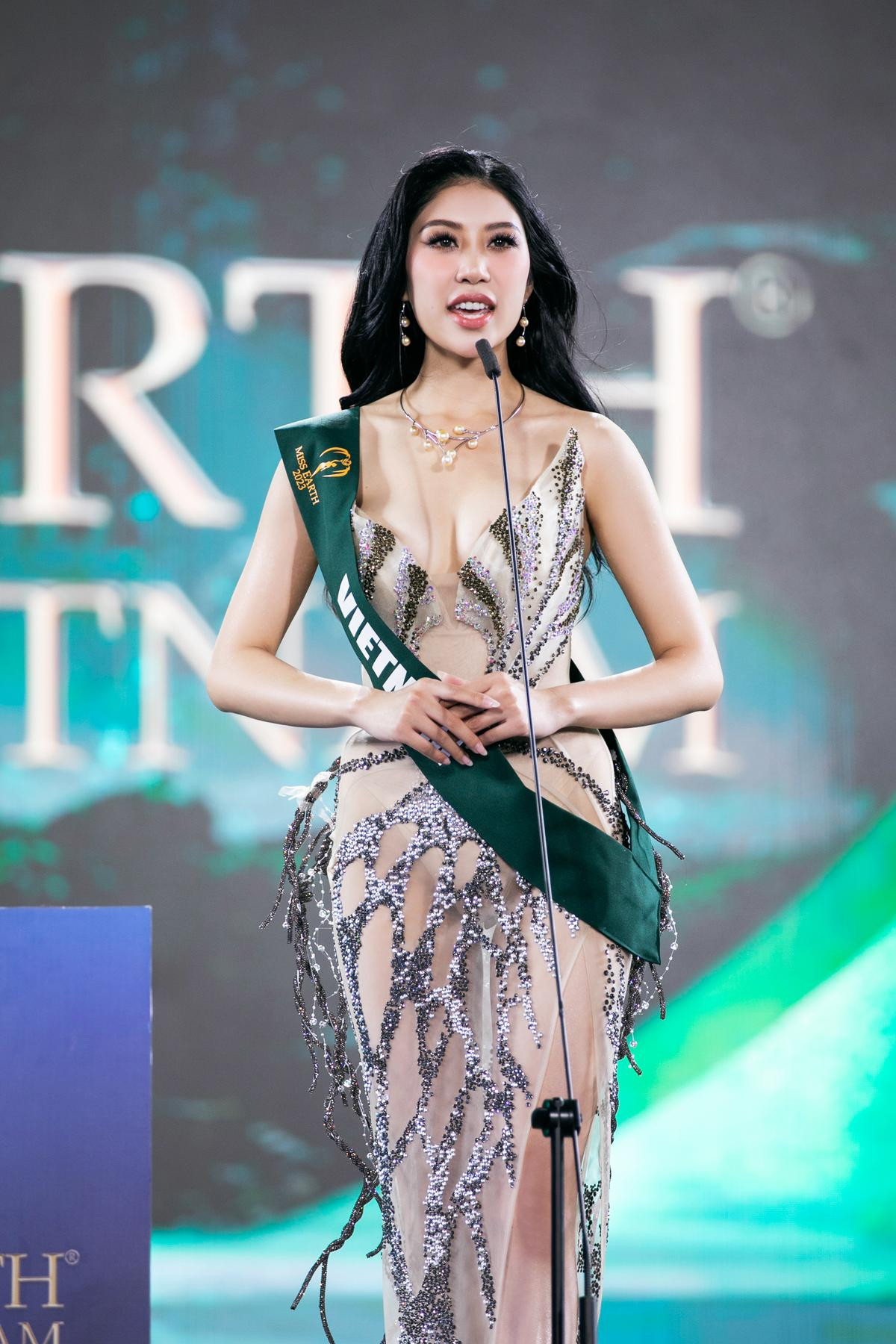 Màn 'nhai mic' giúp Lan Anh thành Á hậu 2 - Miss Earth: 'Out' trình cỡ này không đăng quang cũng uổng! Ảnh 2