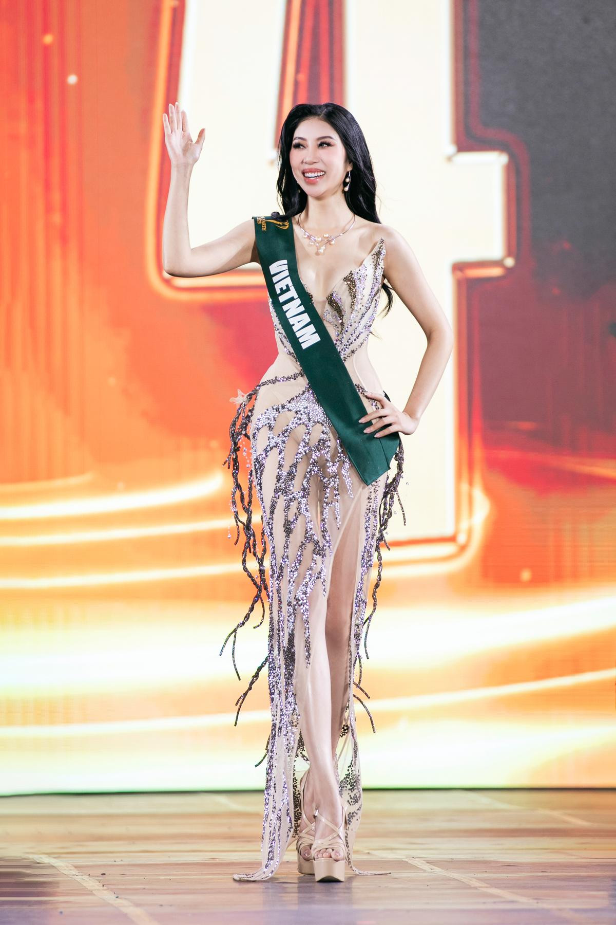 Màn 'nhai mic' giúp Lan Anh thành Á hậu 2 - Miss Earth: 'Out' trình cỡ này không đăng quang cũng uổng! Ảnh 1