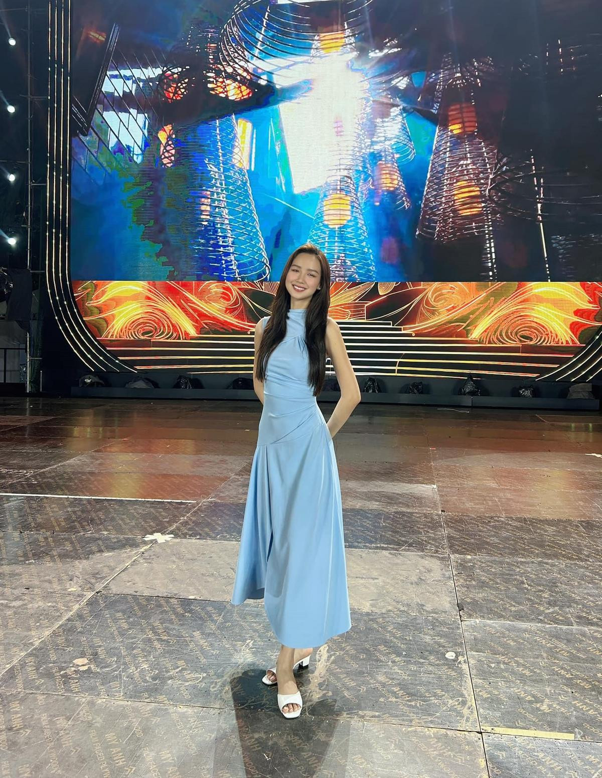 Ăn diện đơn giản tổng duyệt rehearsal, Top 2 Miss World VN 2022 vẫn 'phát sáng' mọi khung hình Ảnh 3