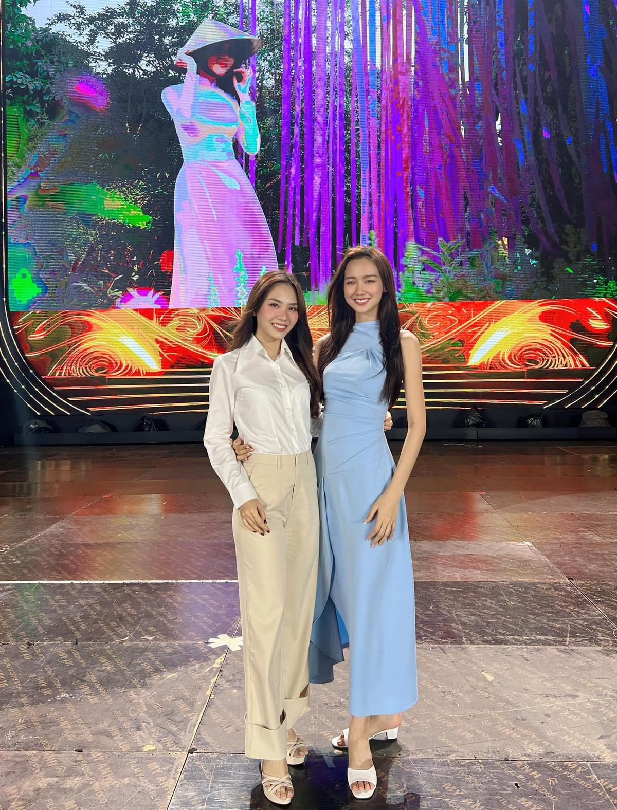 Ăn diện đơn giản tổng duyệt rehearsal, Top 2 Miss World VN 2022 vẫn 'phát sáng' mọi khung hình Ảnh 4