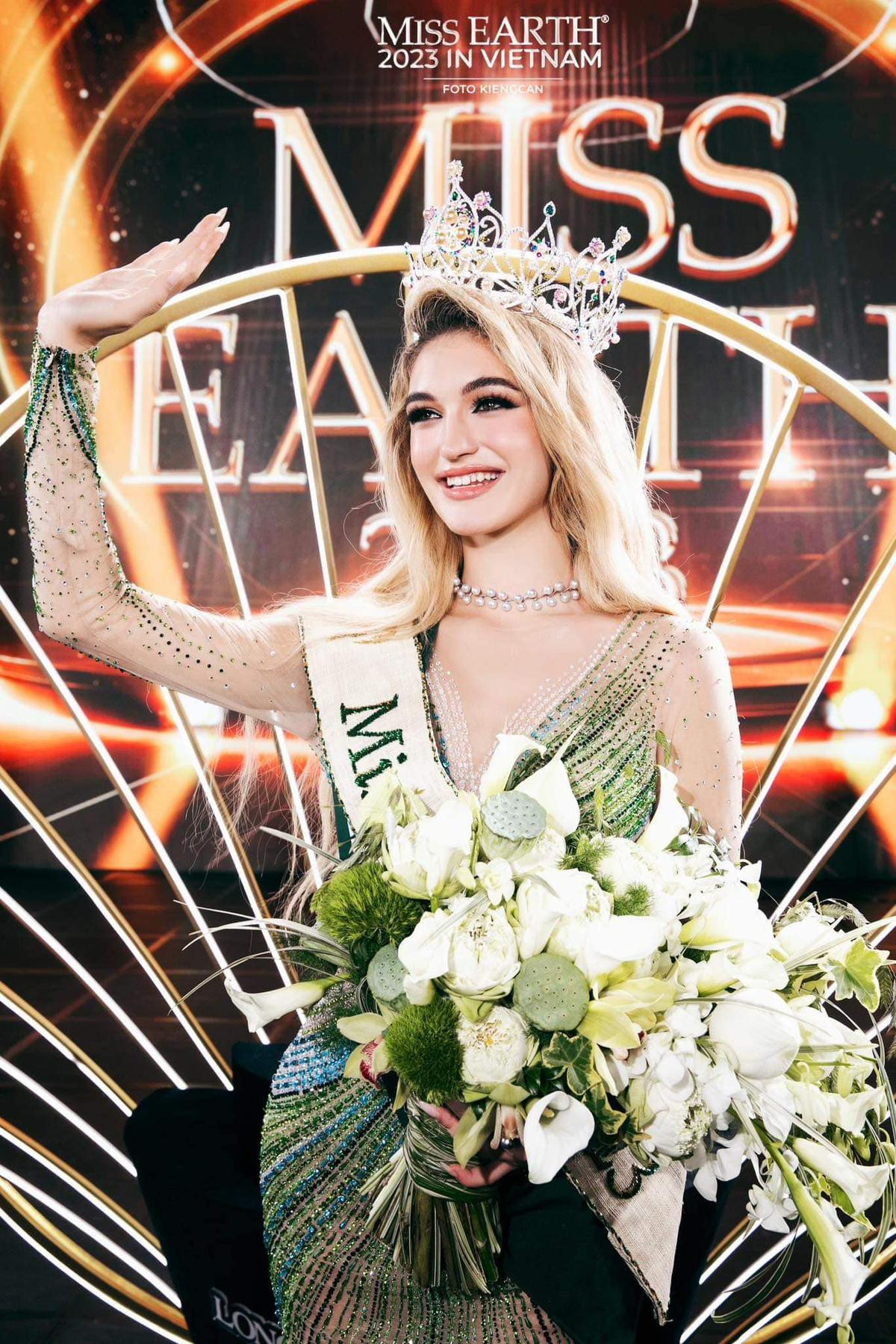 MONO 'gây sốt' với một hành động trong lúc biểu diễn trên sân khấu Miss Earth 2023 Ảnh 1